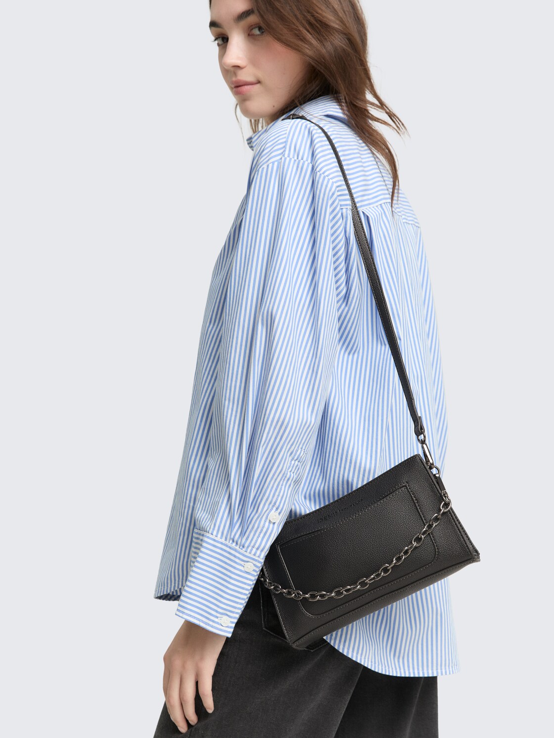 TTLENNON S Umhängetasche mit Ketten-Details - schwarz / black - seitliche Model-Ansicht