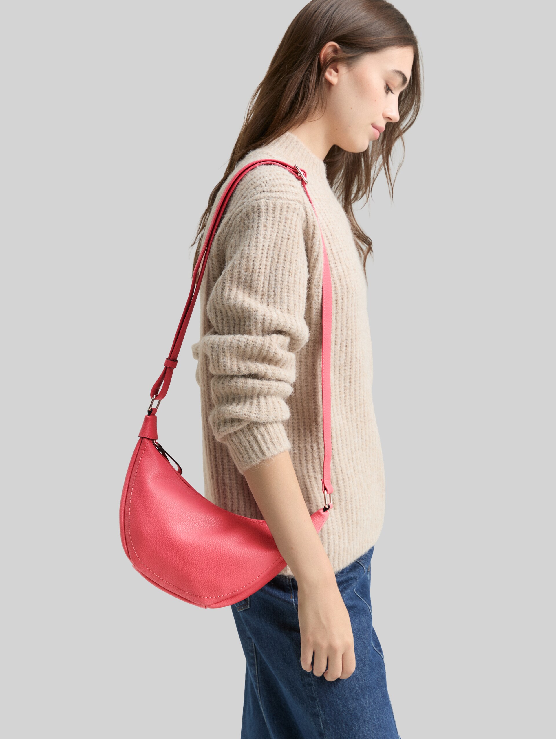 TTLIRIEL M shoulder bag in faux leather - coralle / coral - side model view