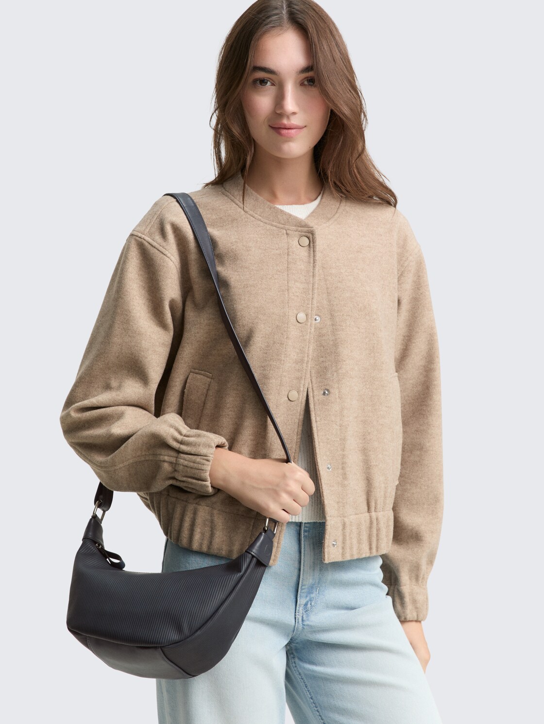 TTLIRIEL CORD M Umhängetasche aus Lederimitat - dark blue - seitliche Model-Ansicht