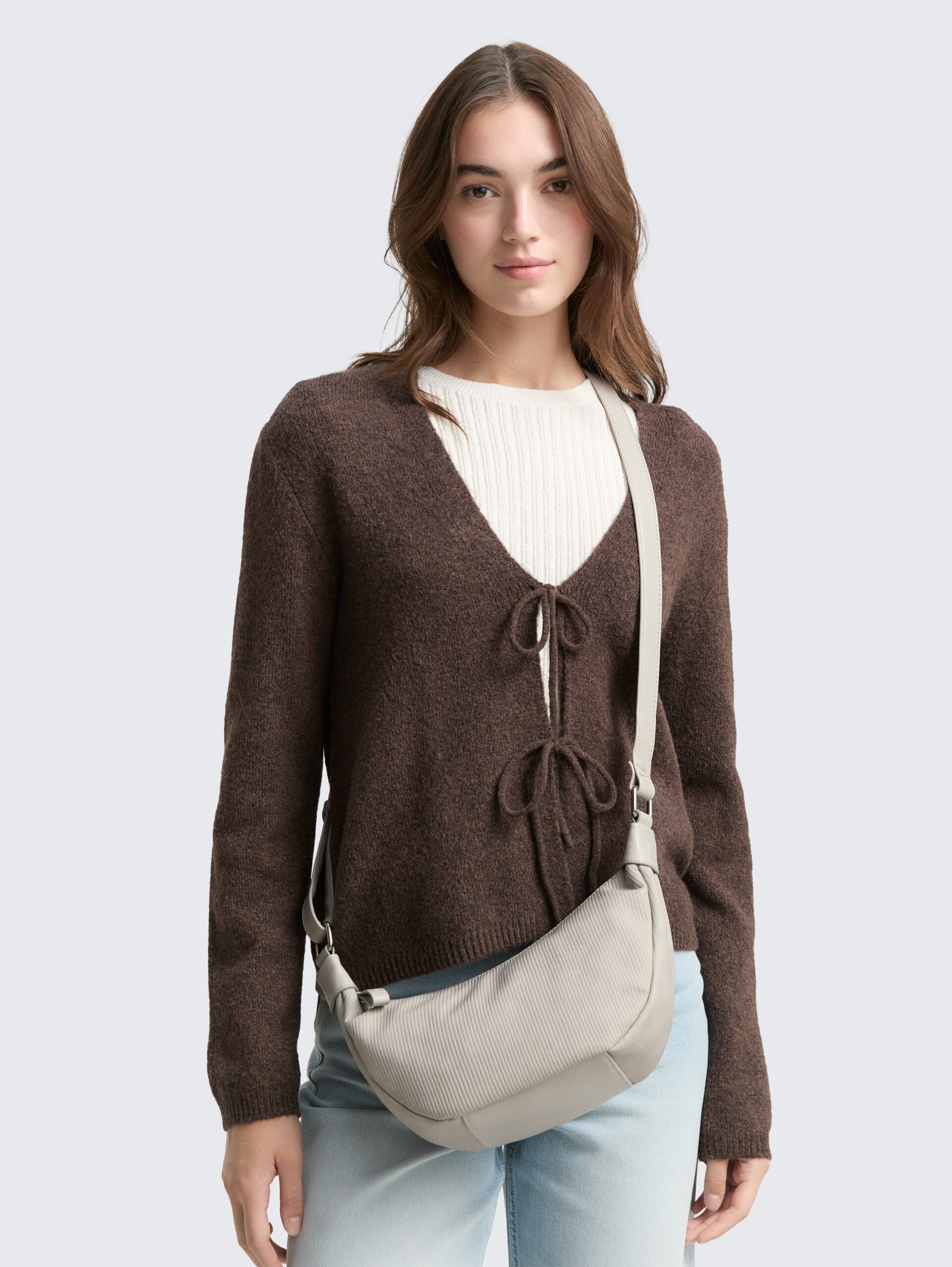 TTLIRIEL CORD M Umhängetasche aus Lederimitat - light grey - seitliche Model-Ansicht