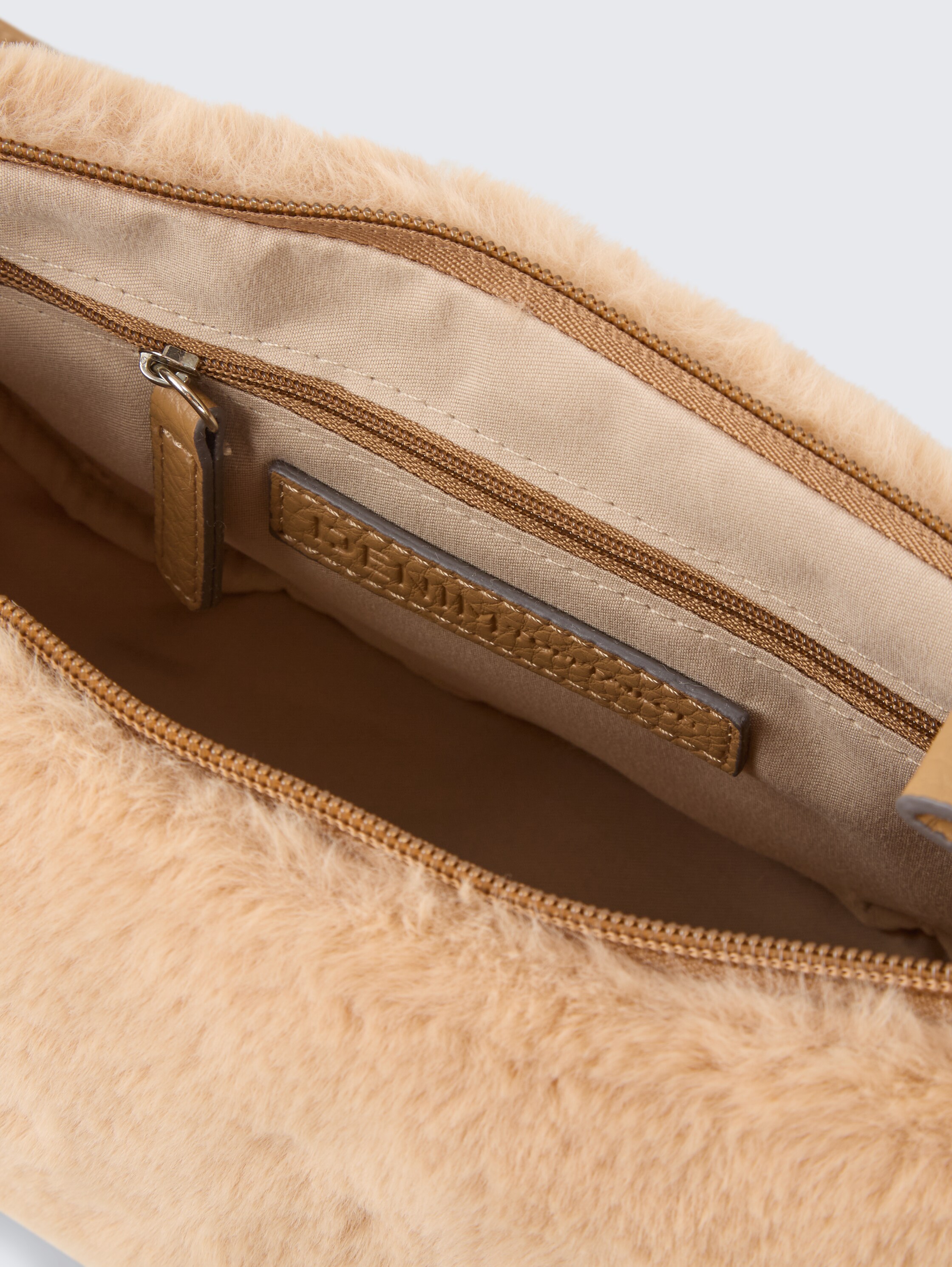 TTLIRIEL WINTER M schoudertas van imitatiebont - camel / camel nature - zijaanzicht product 