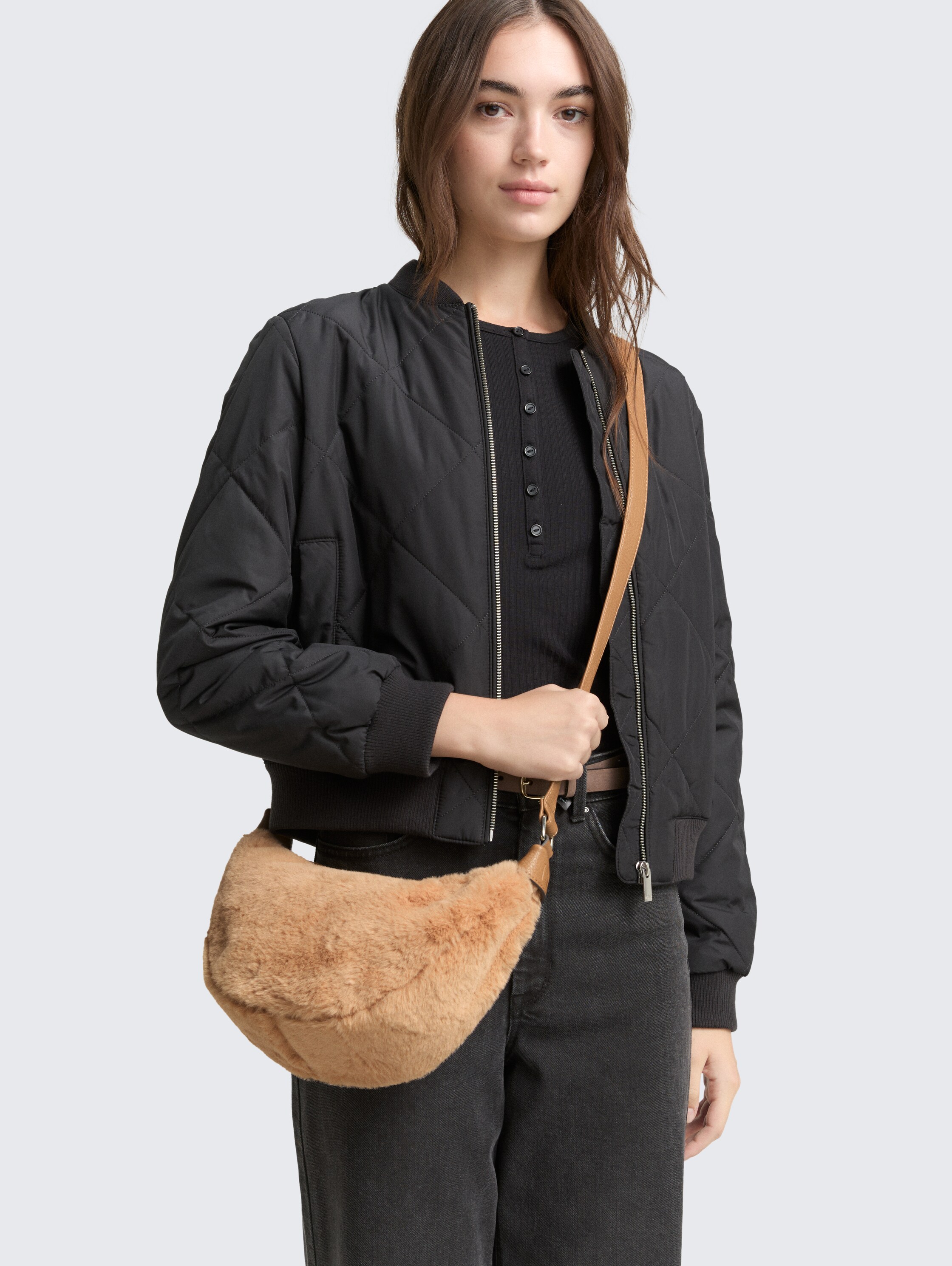 TTLIRIEL WINTER M schoudertas van imitatiebont - camel / camel nature - zijaanzicht model