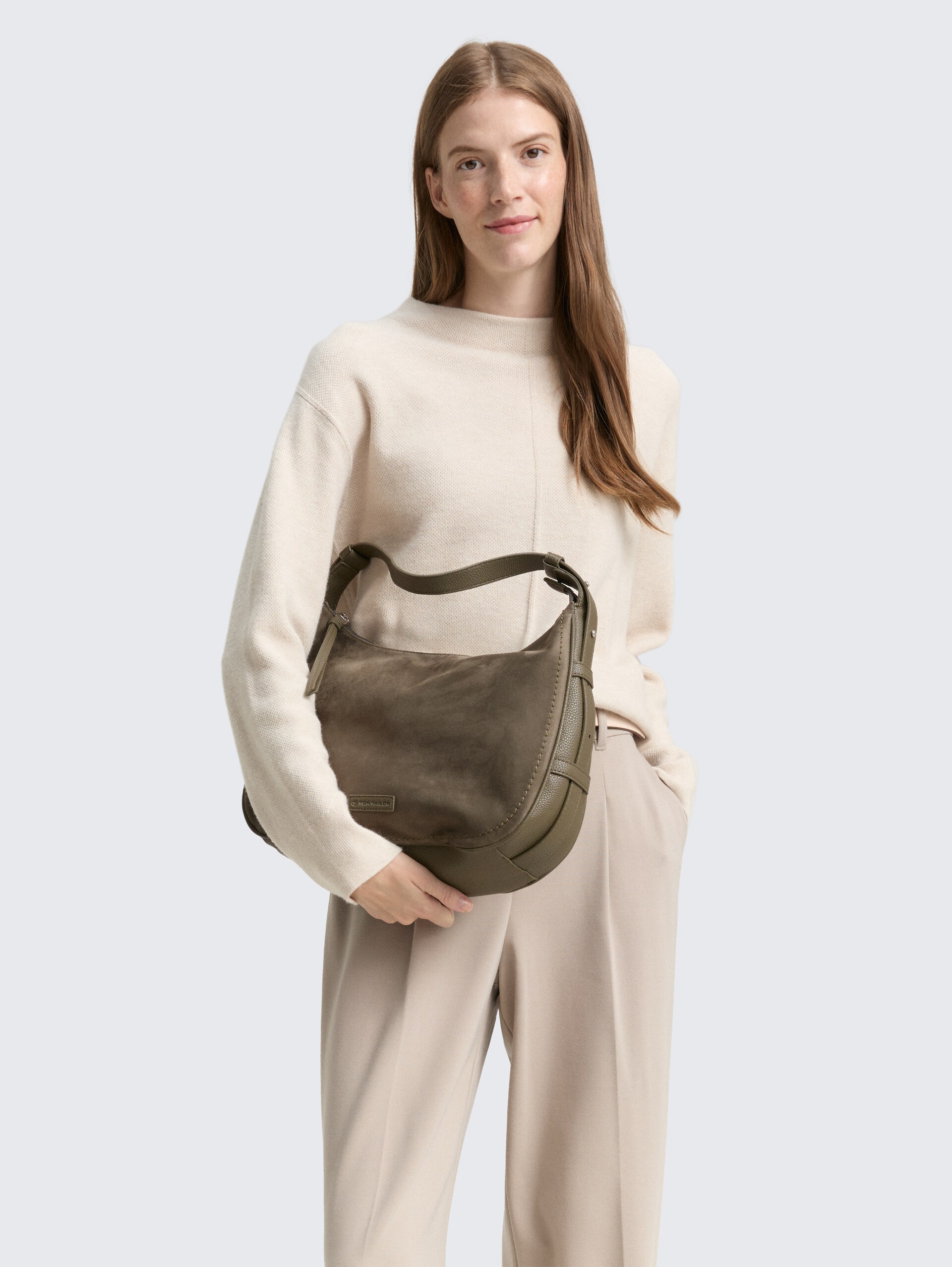 TTLYSA M Schultertasche in Velourleder-Optik - khaki / khaki - seitliche Model-Ansicht