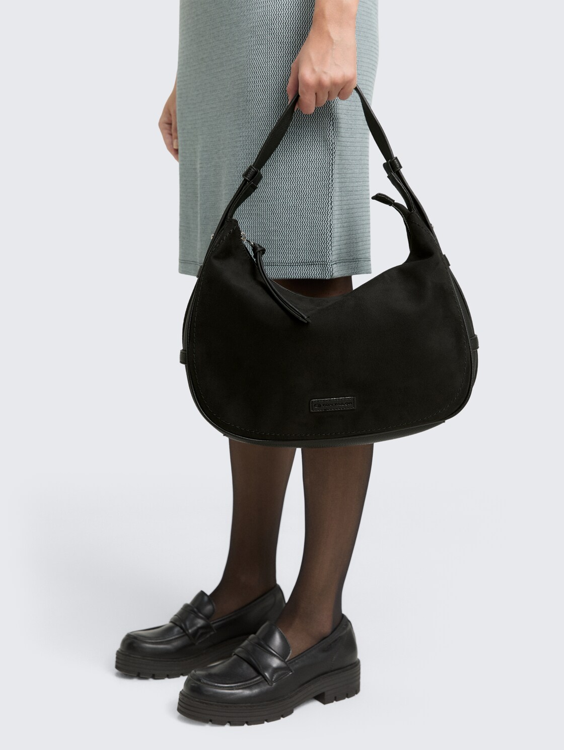 TTLYSA M Schultertasche in Velourleder-Optik - schwarz / black - seitliche Model-Ansicht