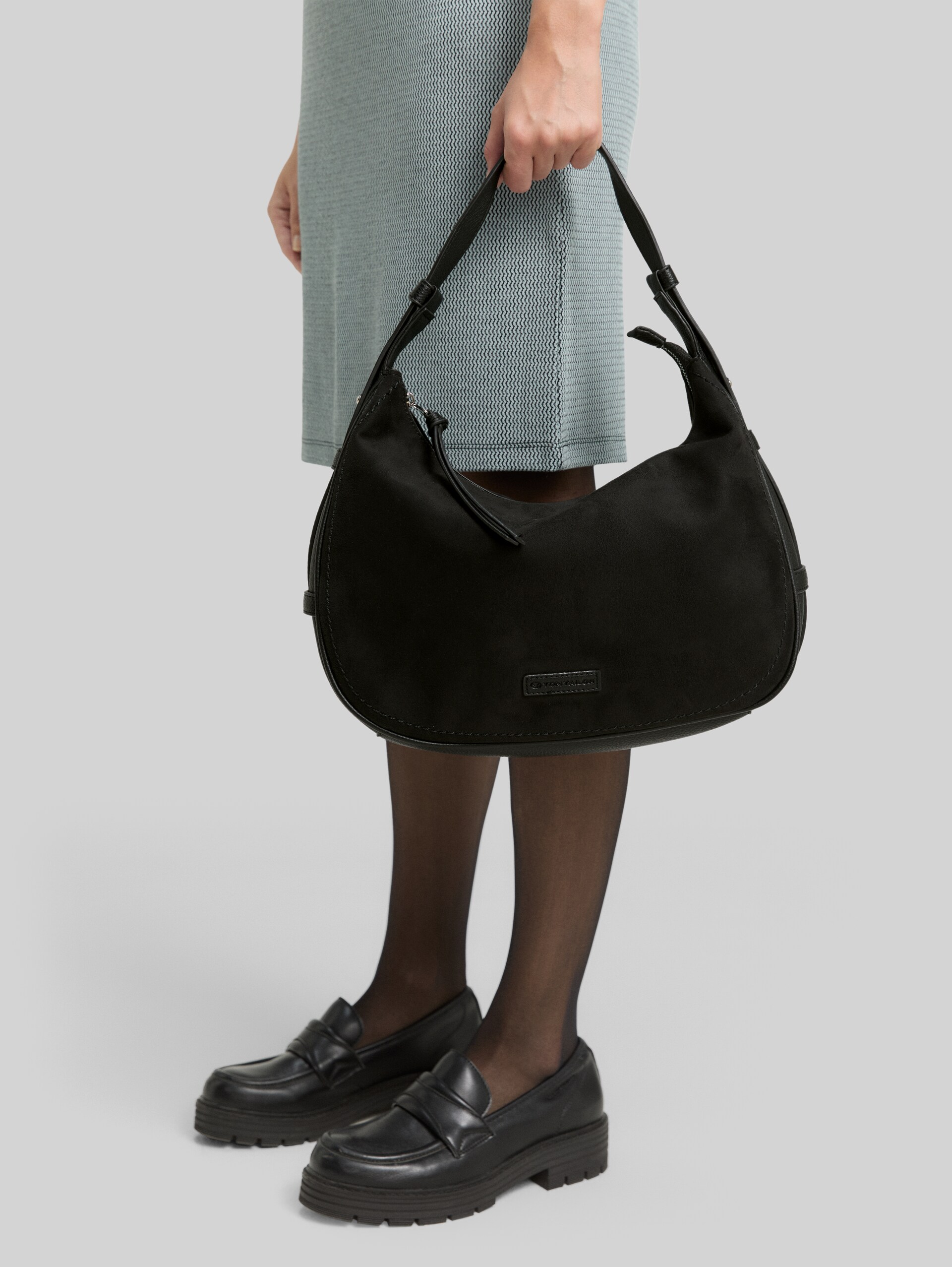 TTLYSA M Schultertasche in Velourleder-Optik - schwarz / black - seitliche Model-Ansicht