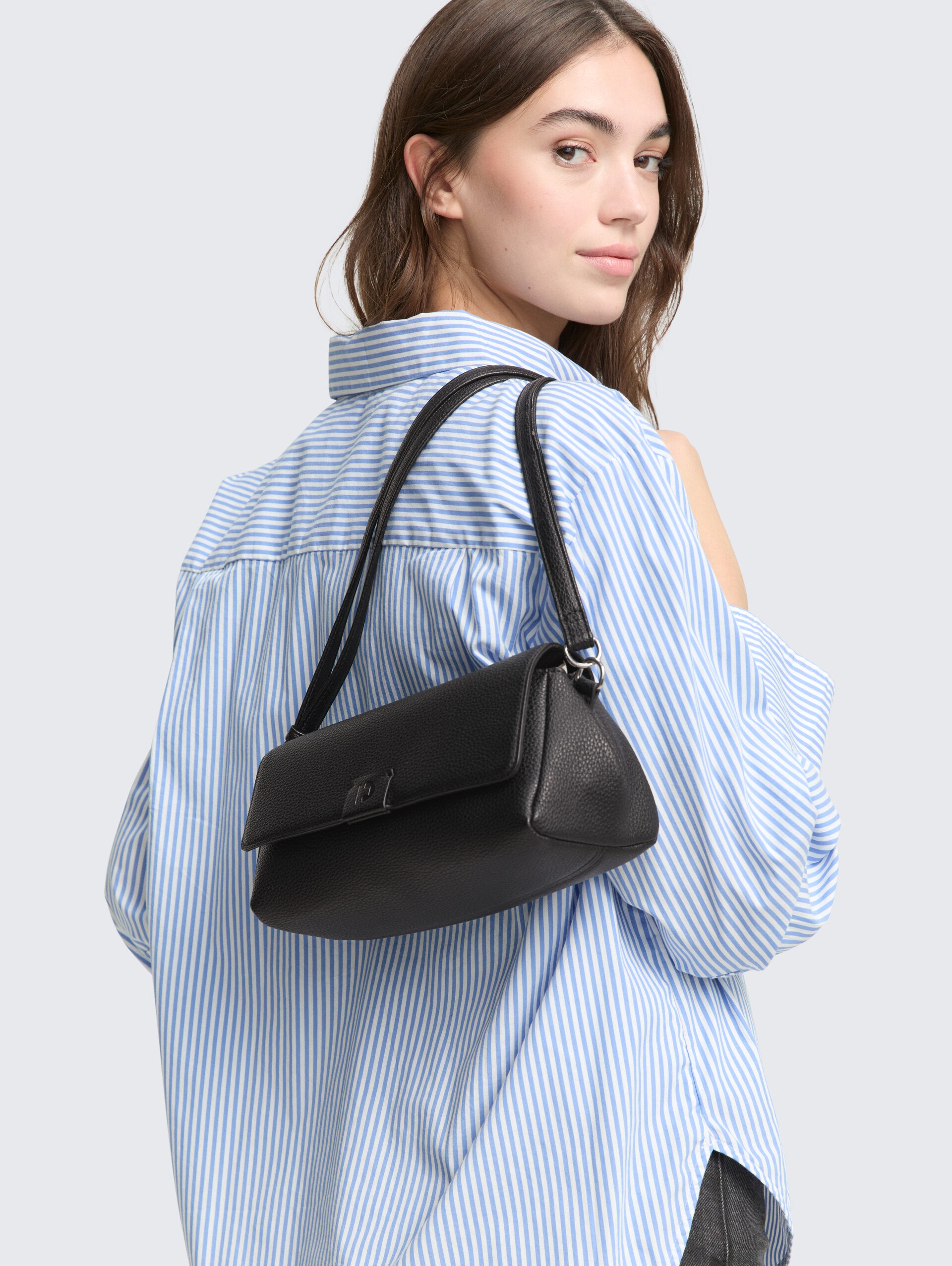TTMANUELA M Umhängetasche aus Lederimitat - schwarz / black - seitliche Model-Ansicht