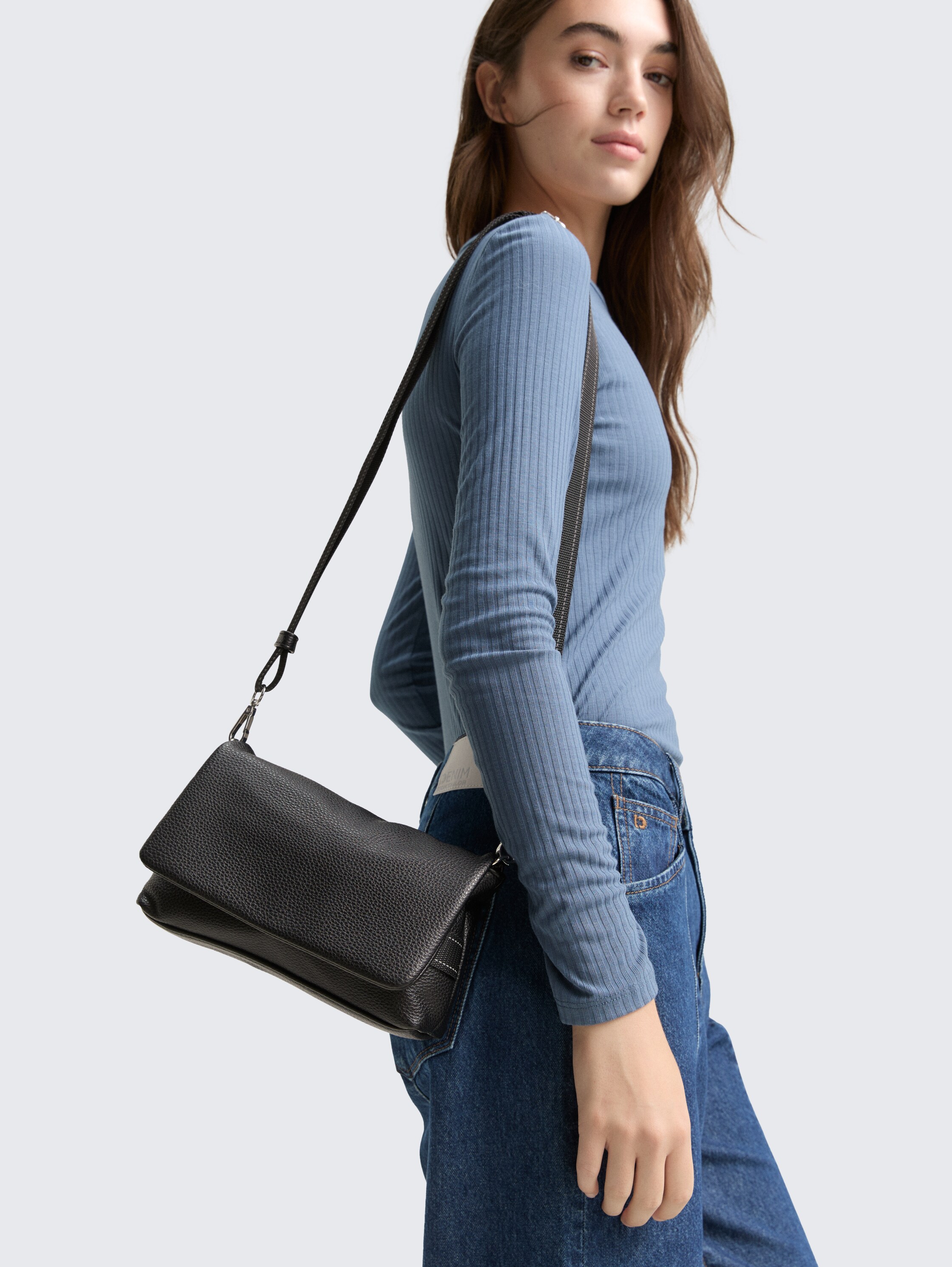 TTMARLOW M Umhängetasche mit Logo-Detail - schwarz / black - seitliche Model-Ansicht