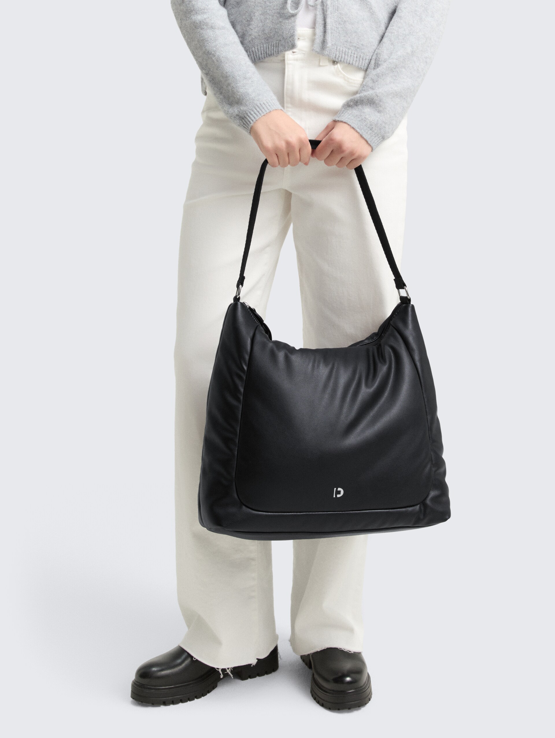 TTMAYE L Beuteltasche mit Wattierung - schwarz / black - seitliche Model-Ansicht
