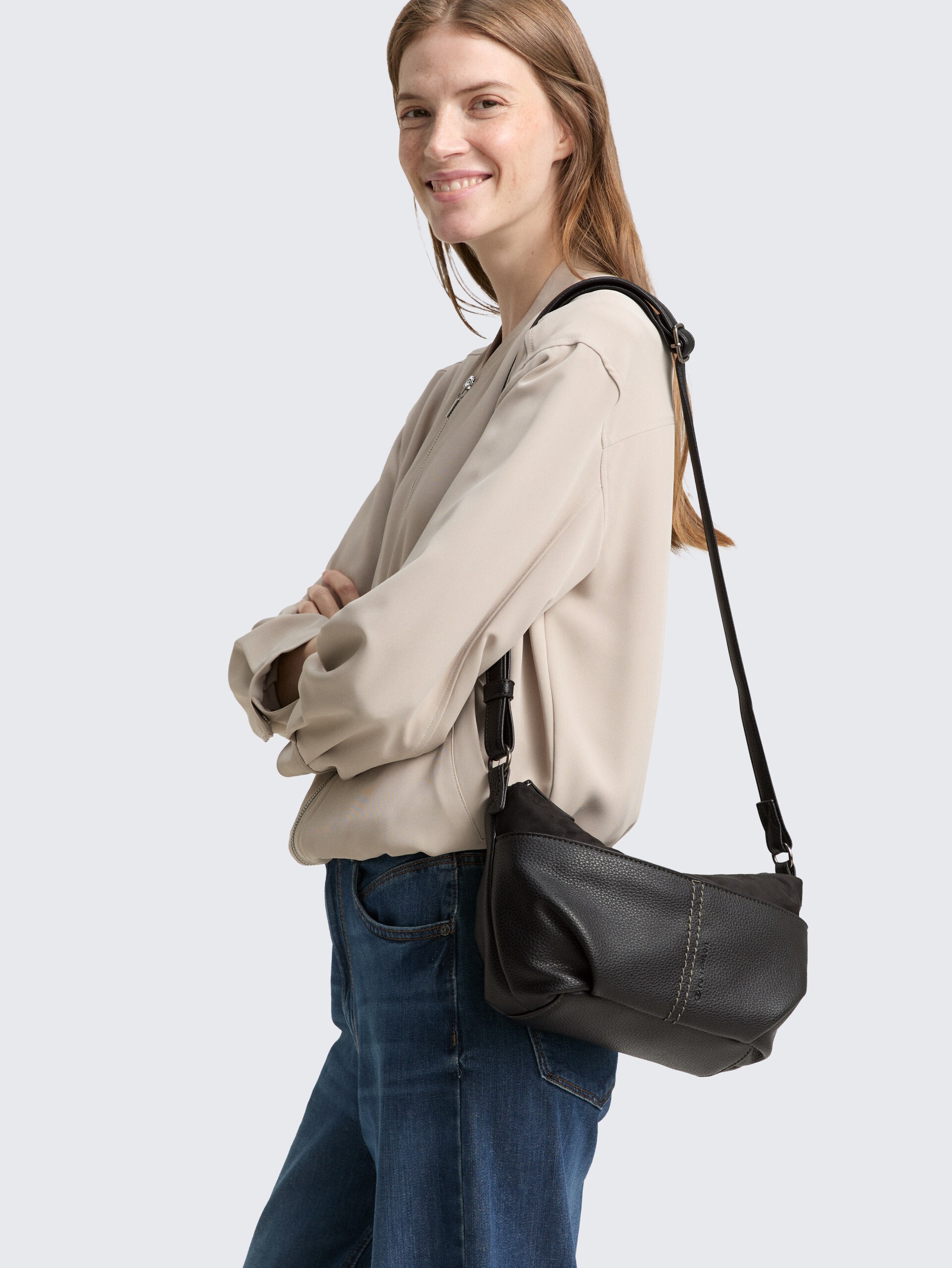 TTMIHA Umhängetasche mit Material-Mix - schwarz / black - seitliche Model-Ansicht