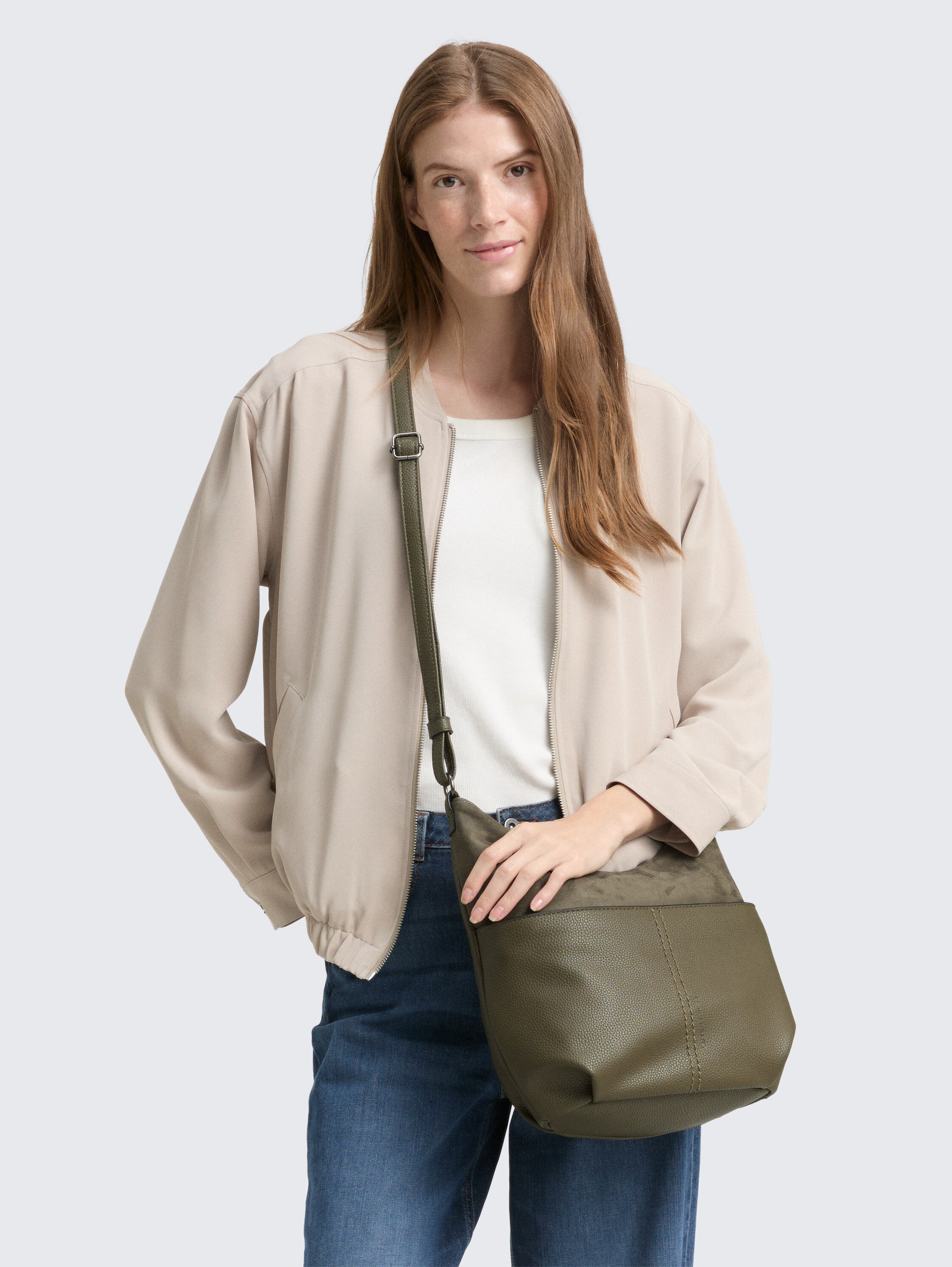 TTMIHA M schoudertas met materiaalmix - khaki / khaki - zijaanzicht model
