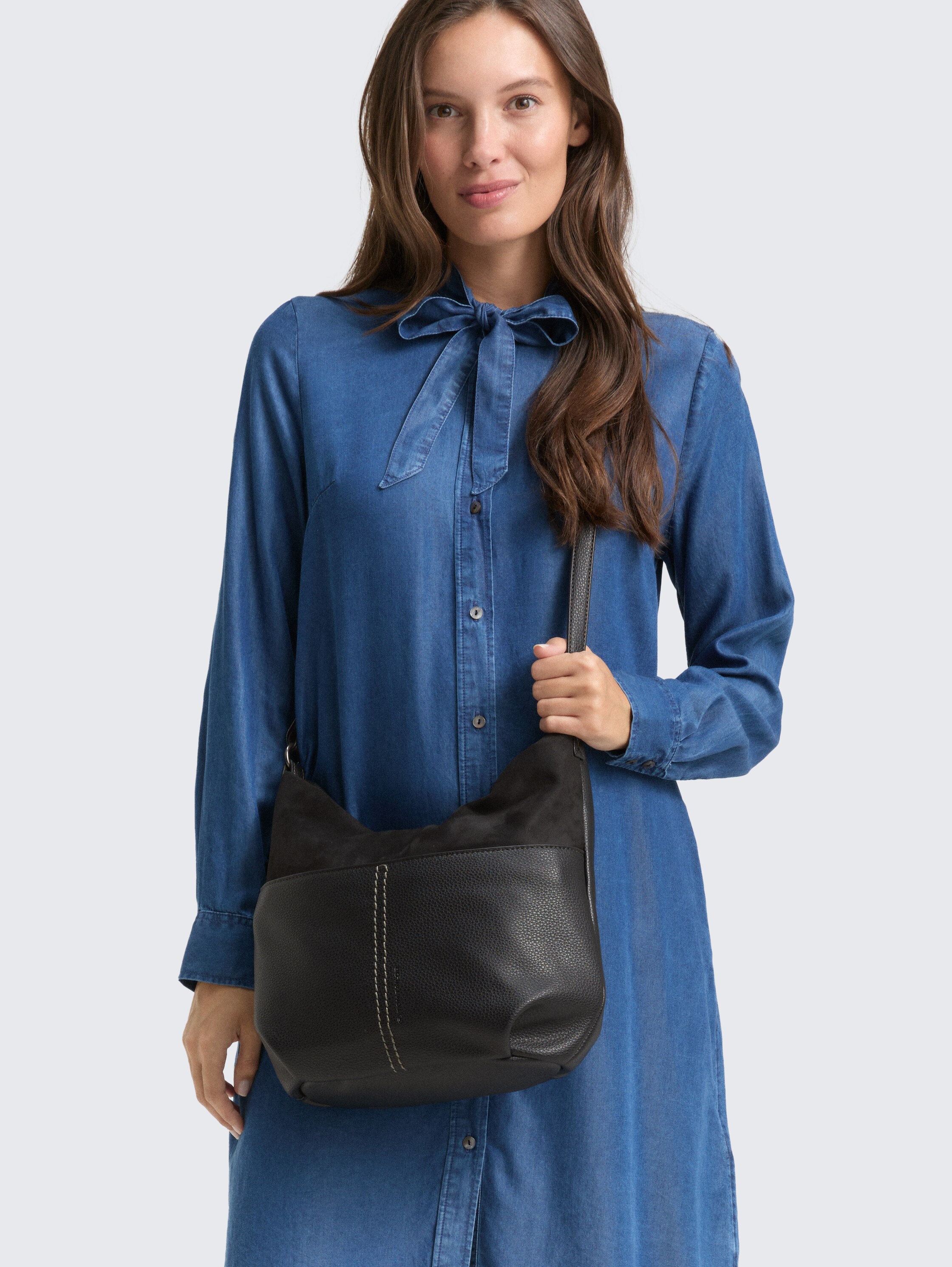 TTMIHA M Umhängetasche mit Material-Mix - schwarz / black - seitliche Model-Ansicht