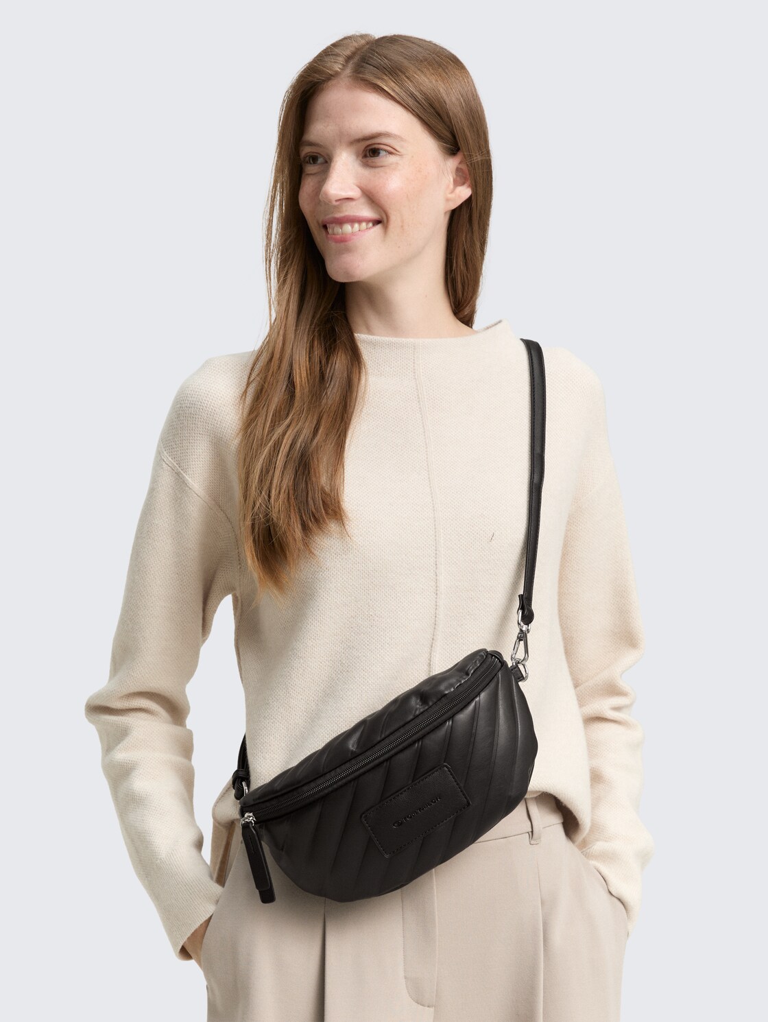 TTMIRELA Gürteltasche mit Wattierung - schwarz / black - seitliche Model-Ansicht