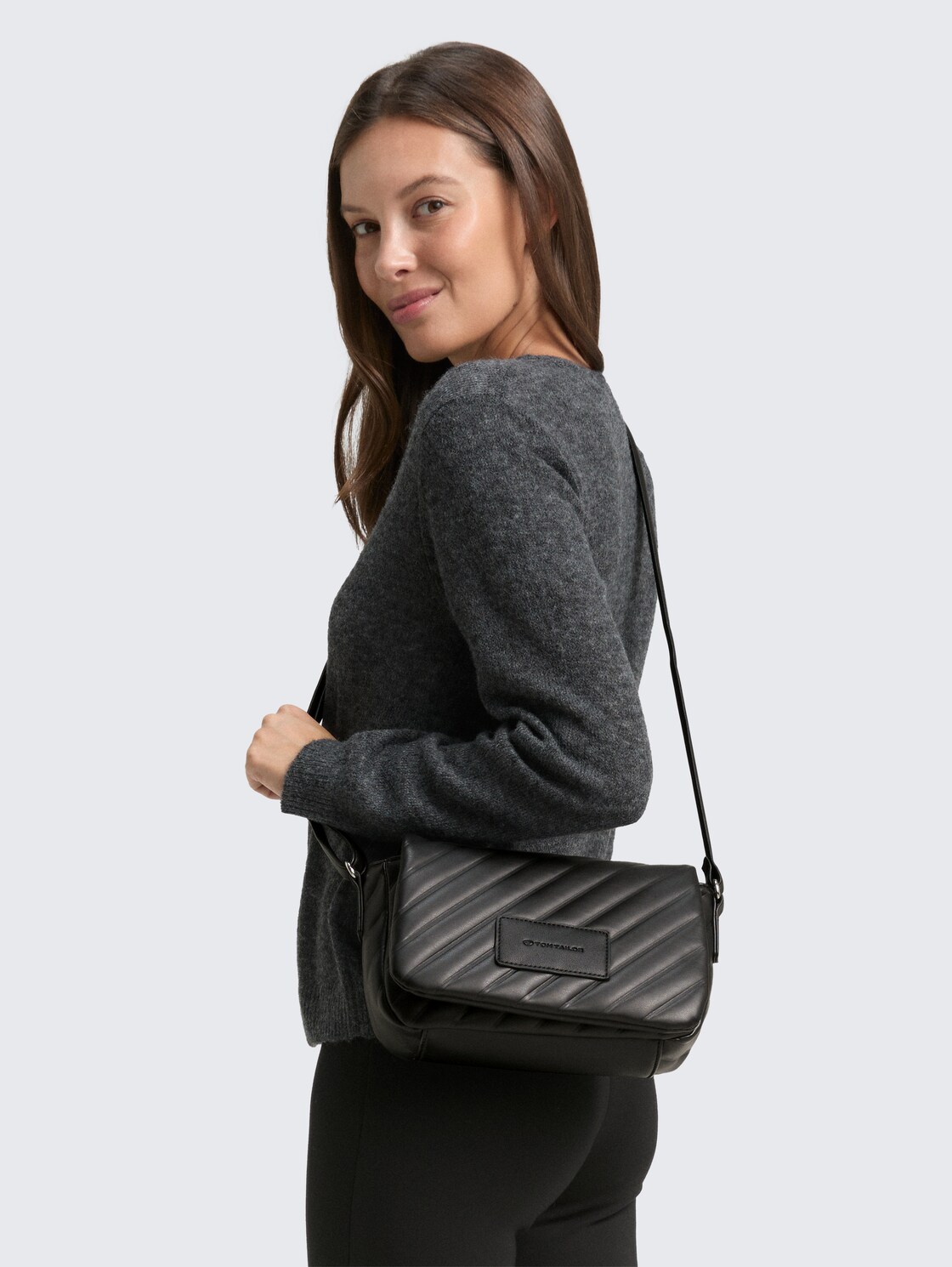 TTMIRELA S Umhängetasche mit Wattierung - schwarz / black - seitliche Model-Ansicht