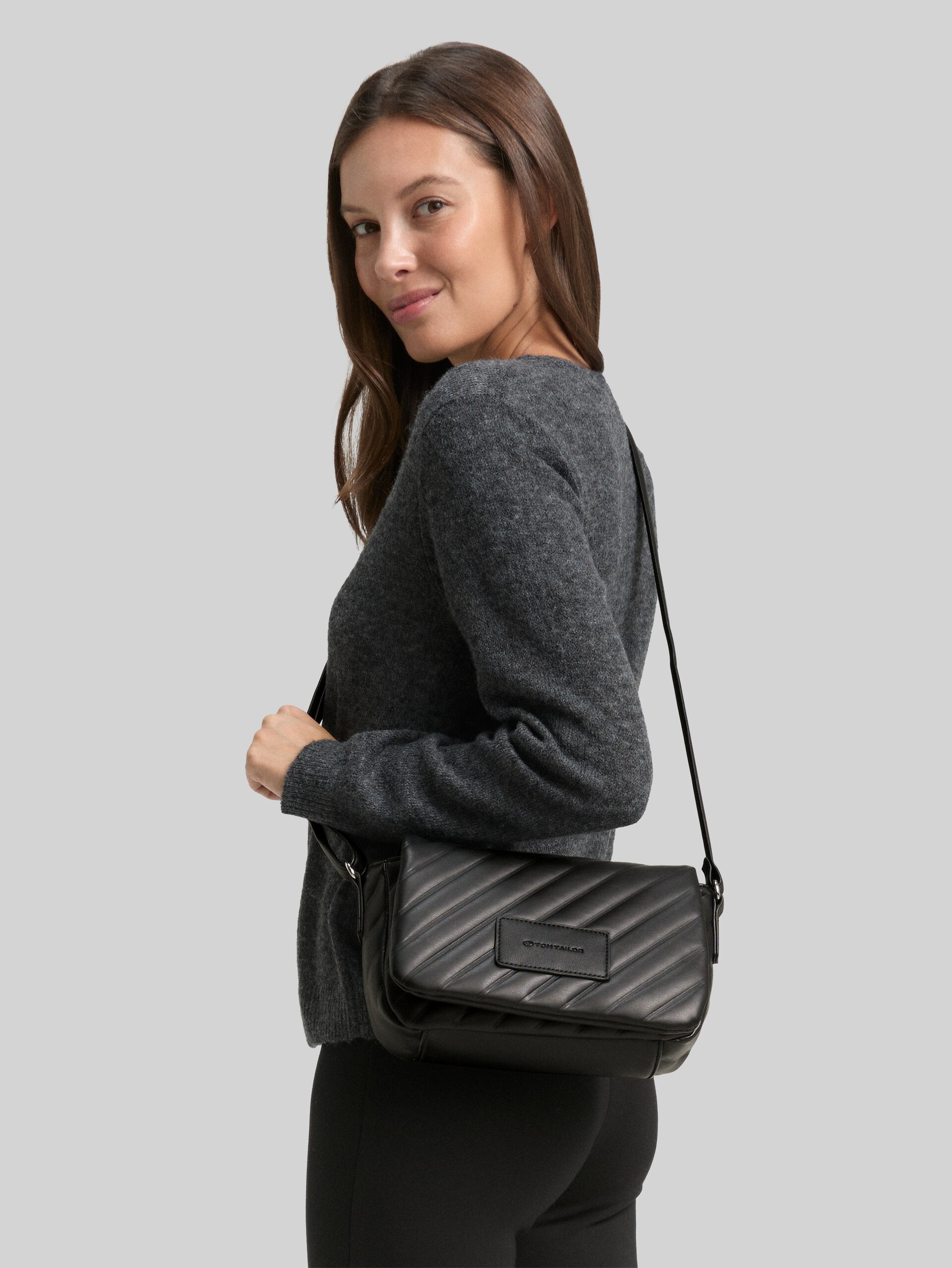 TTMIRELA S shoulder bag with padding - schwarz / black - side model view