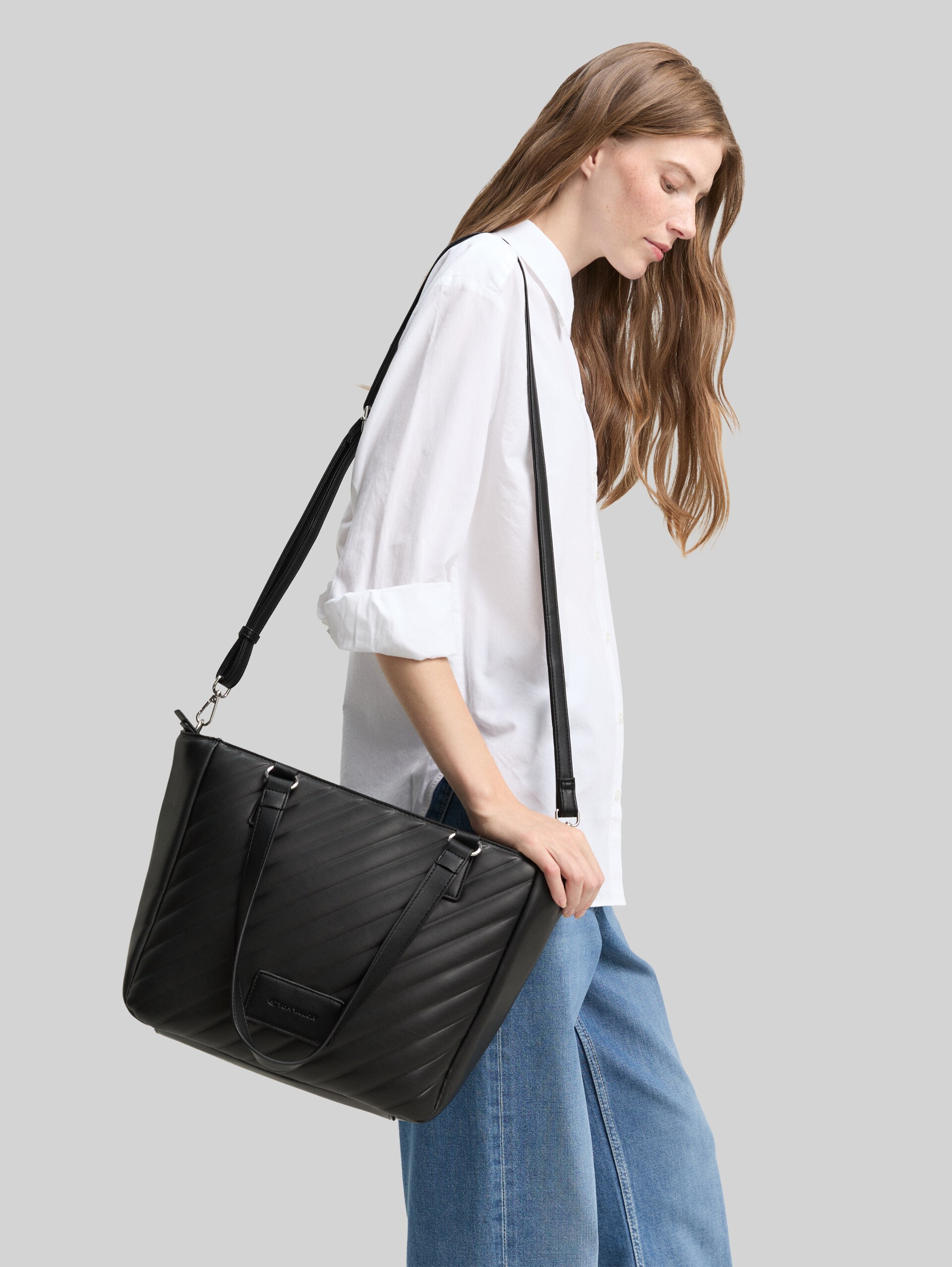 TTMIRELA L Shopper with padding - schwarz / black - side model view