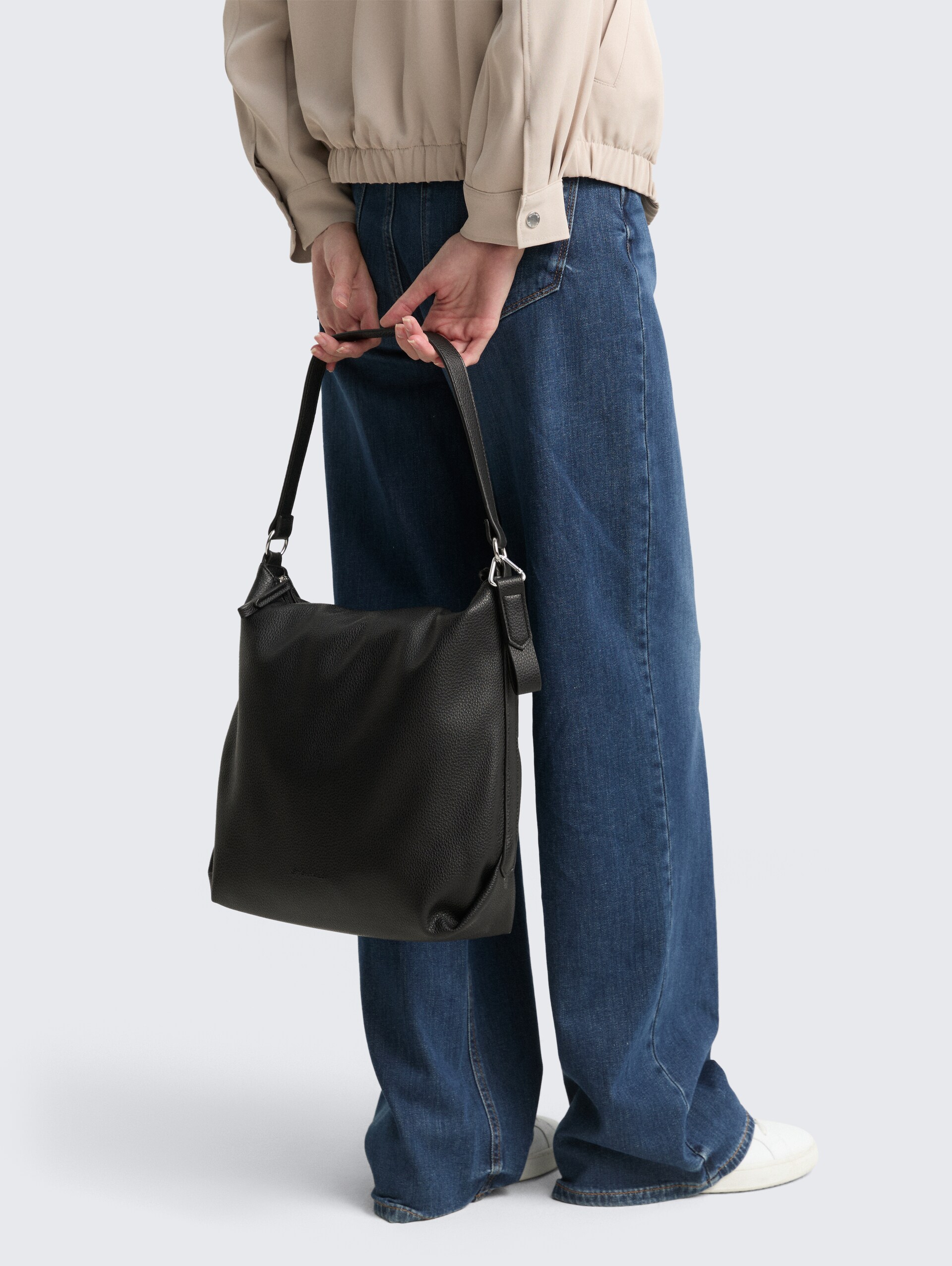 TTOLIVE M Beuteltasche mit abnehmbarem Anhänger - schwarz / black - seitliche Model-Ansicht