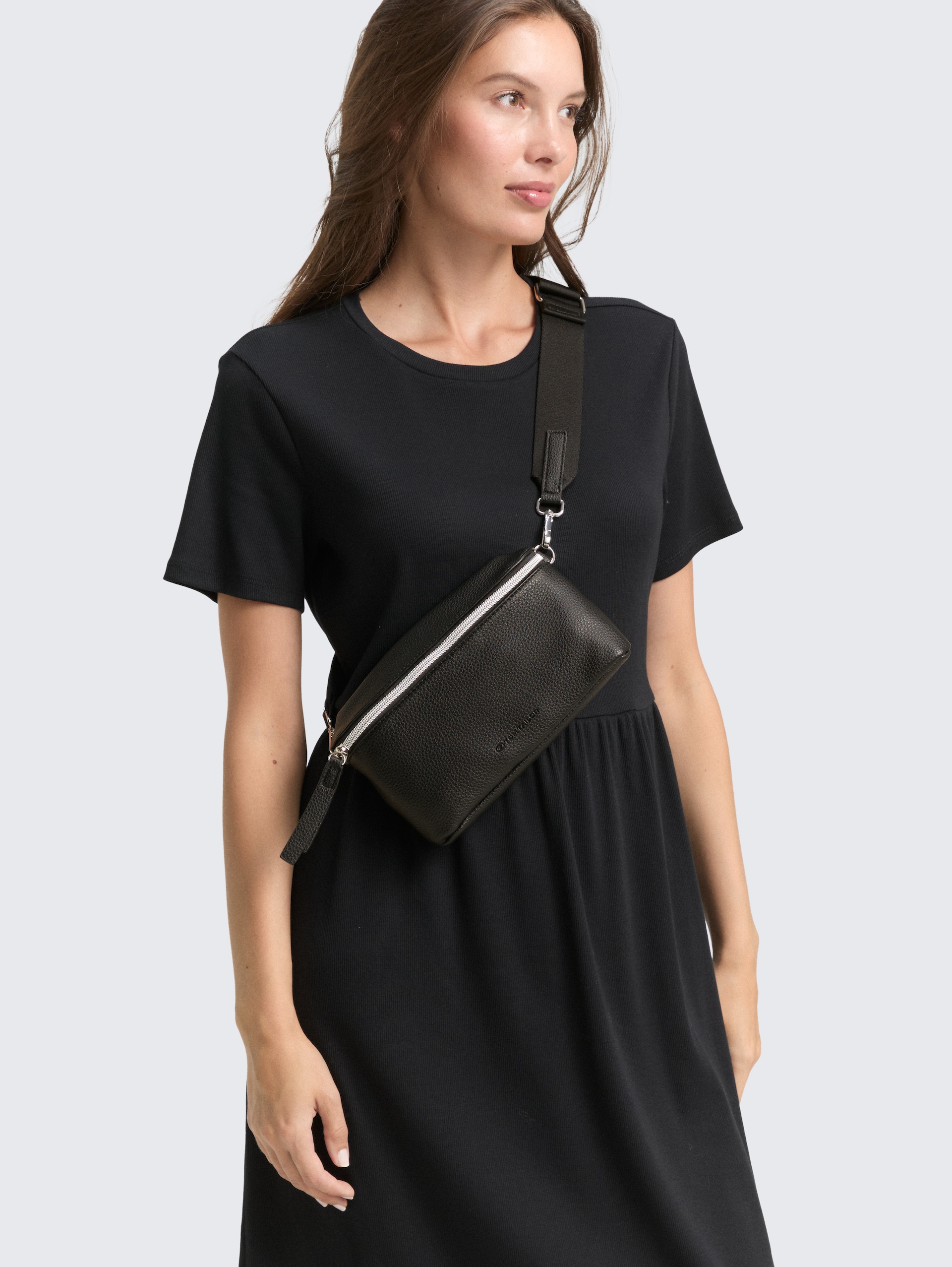 TTORLA Gürteltasche aus Lederimitat - schwarz / black - seitliche Model-Ansicht