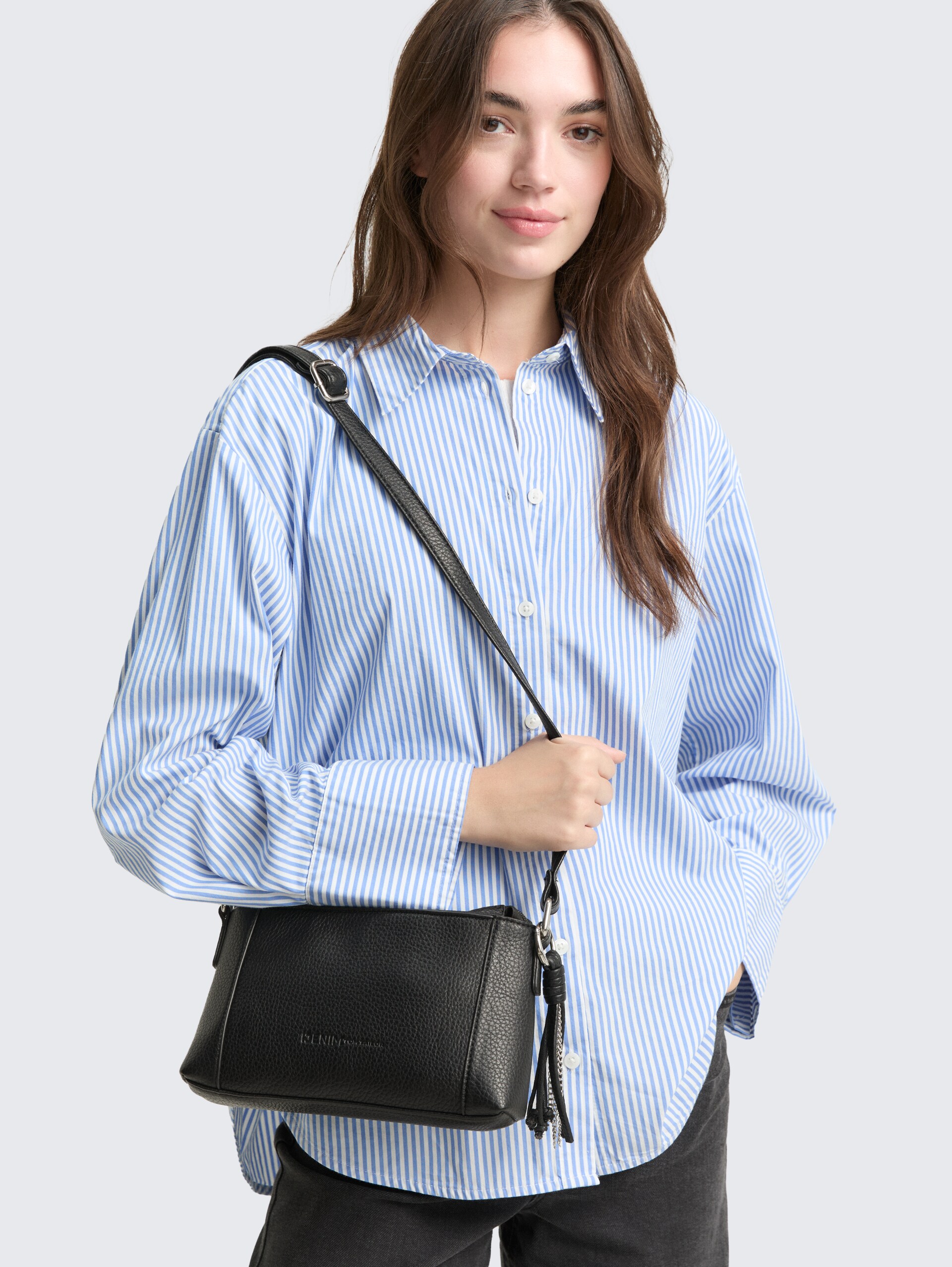 TTPRIYA S Umhängetasche mit Ziernähten - schwarz / black - seitliche Model-Ansicht