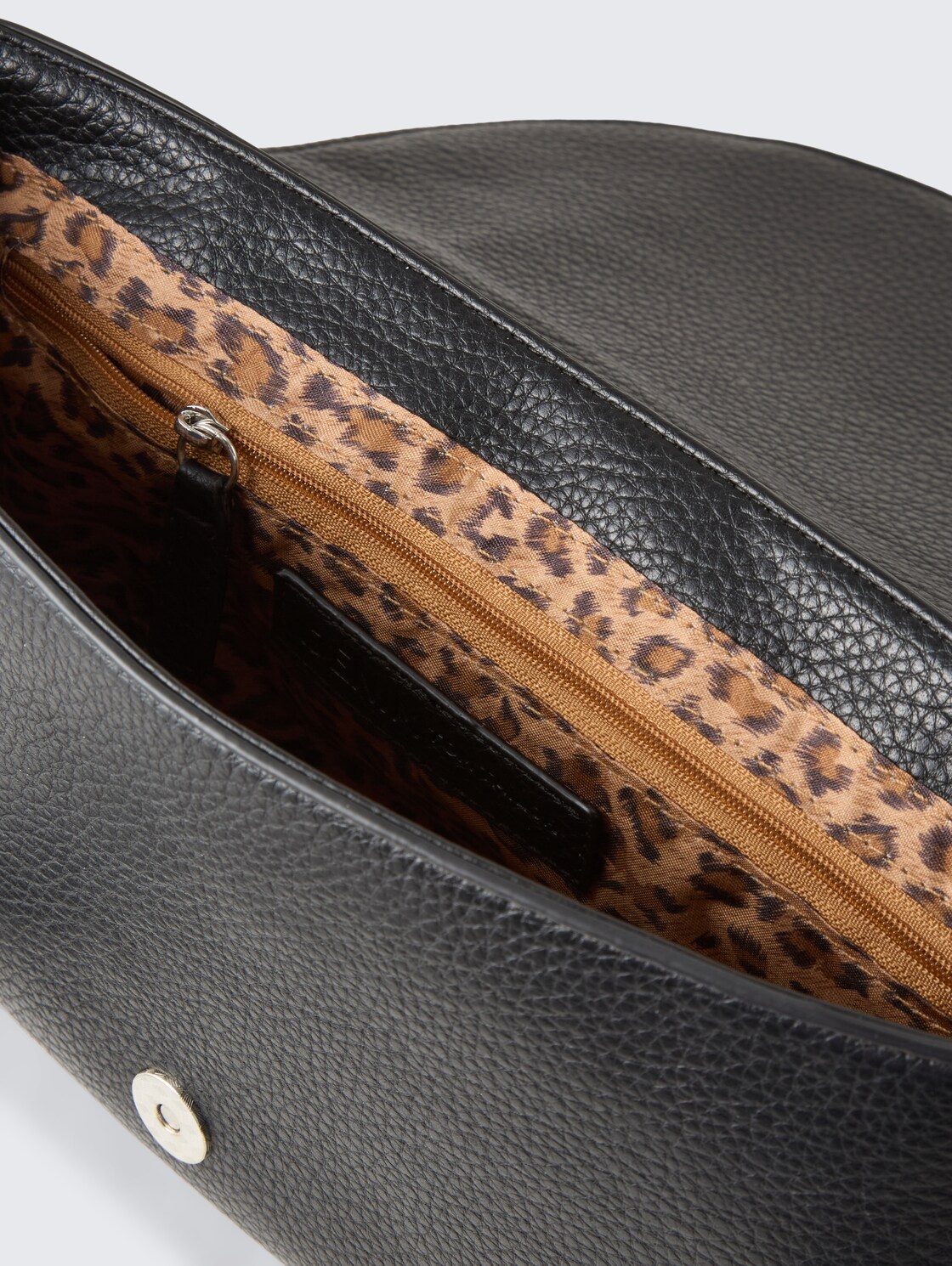 TTPRIYA M Umhängetasche mit dekorativem Anhänger - schwarz / black - seitliche Produkt-Ansicht 