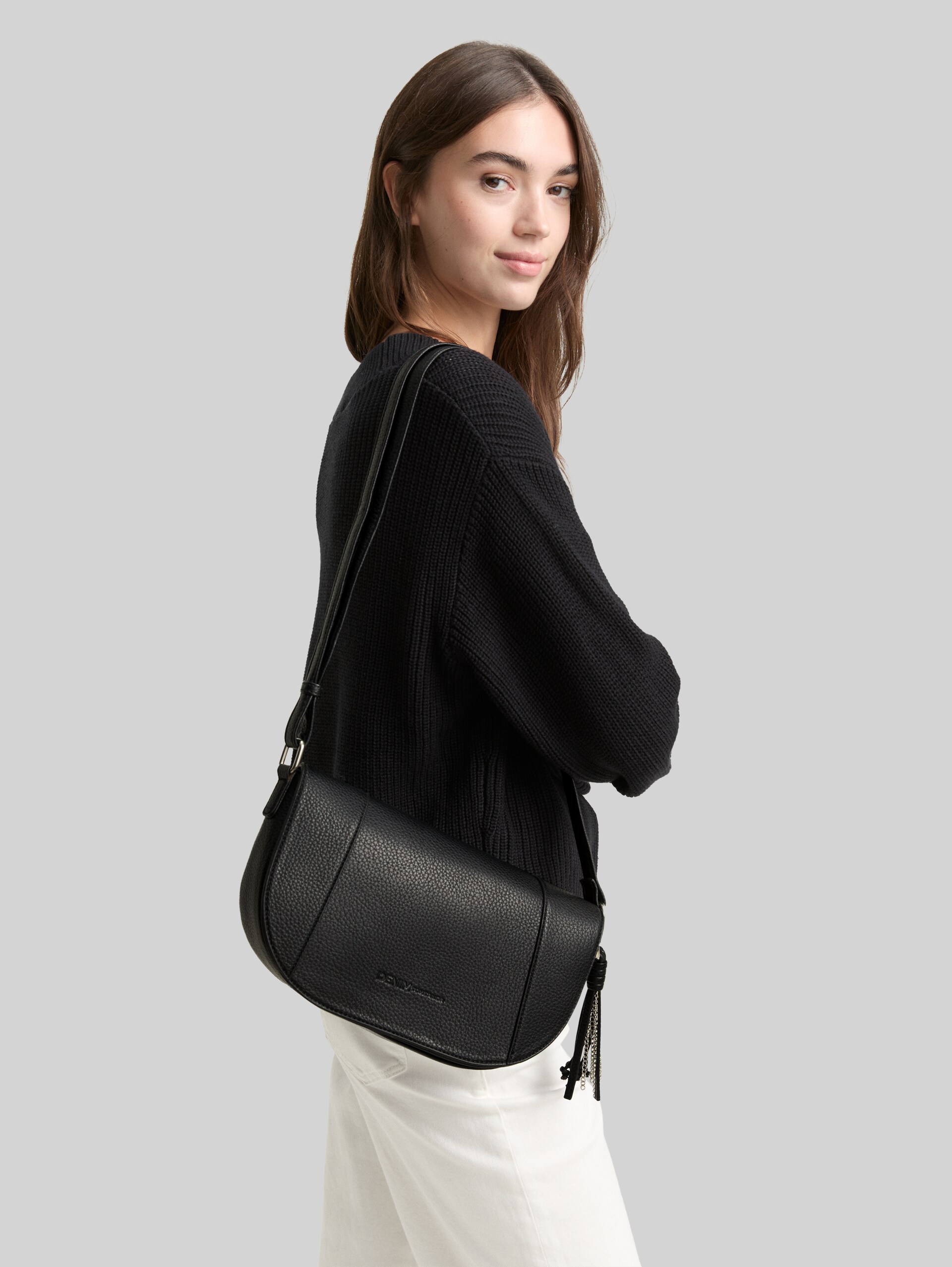 TTPRIYA M shoulder bag with decorative pendant - schwarz / black - side model view