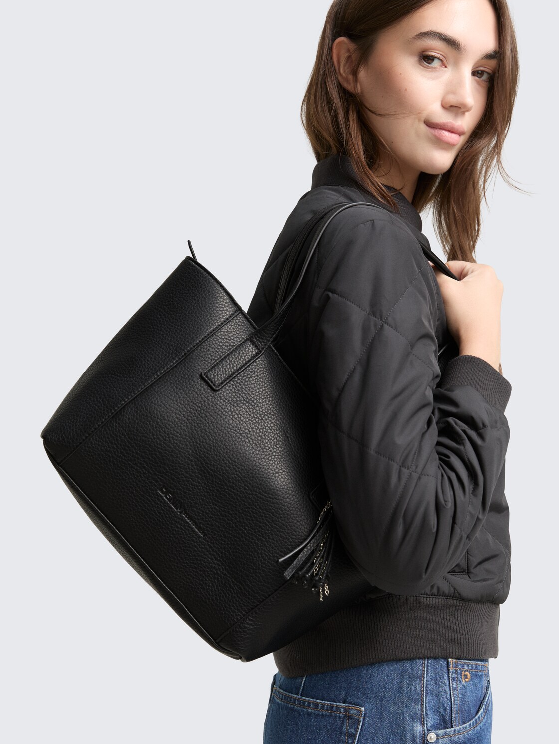 TTPRIYA L Shopper mit Ziernähten - schwarz / black - seitliche Model-Ansicht