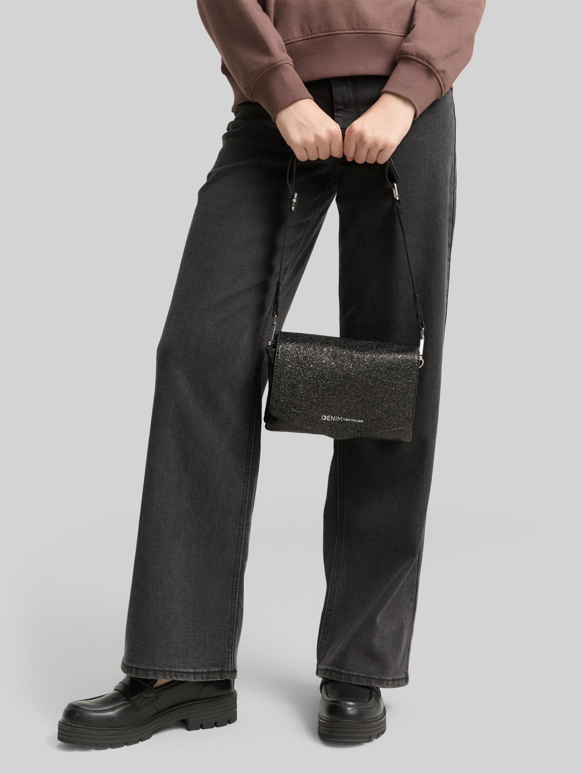 TTQUINN S shoulder bag in glitter look - metallic black - side model view