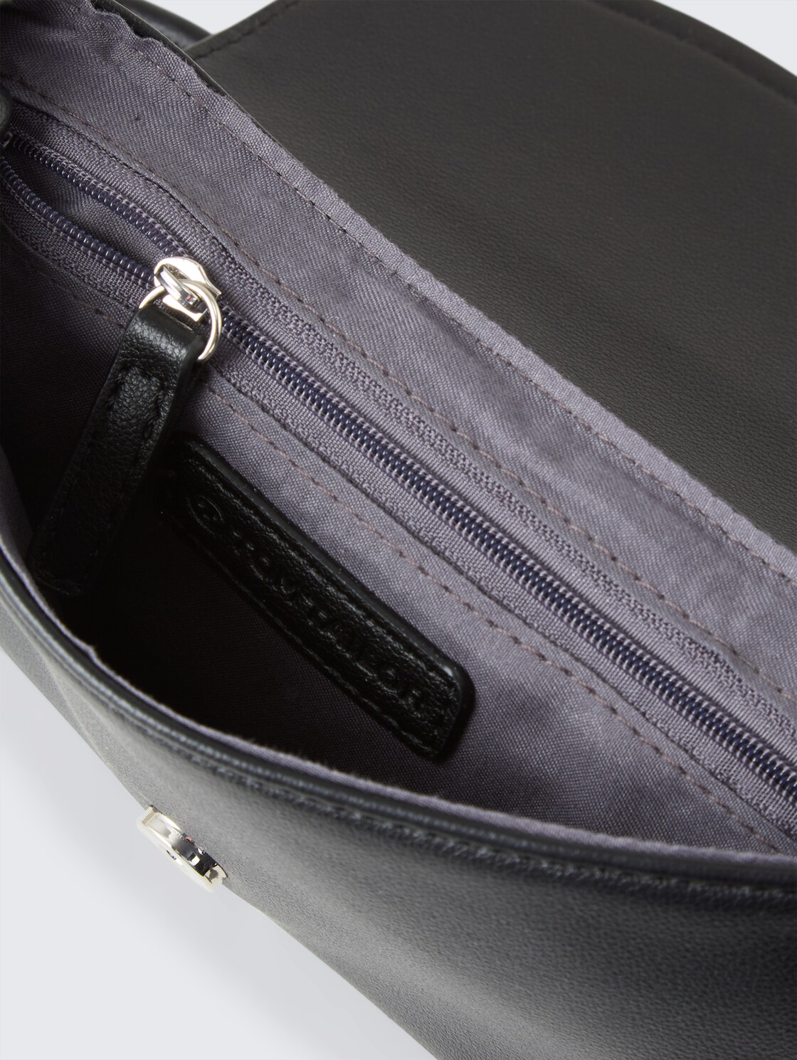 TTRISSA XS Umhängetasche mit Umschlag - schwarz / black - seitliche Produkt-Ansicht 