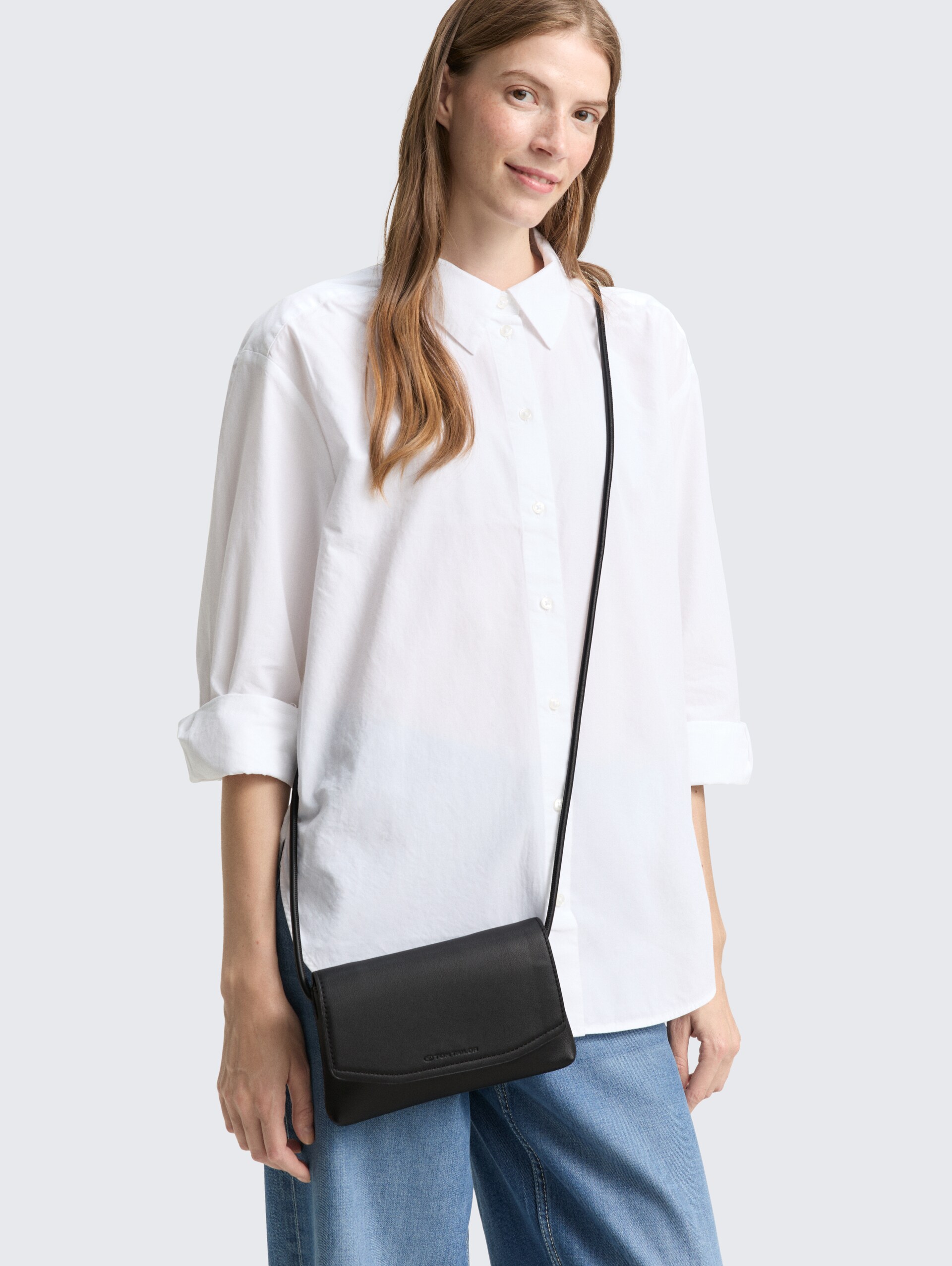 TTRISSA XS Umhängetasche mit Umschlag - schwarz / black - seitliche Model-Ansicht