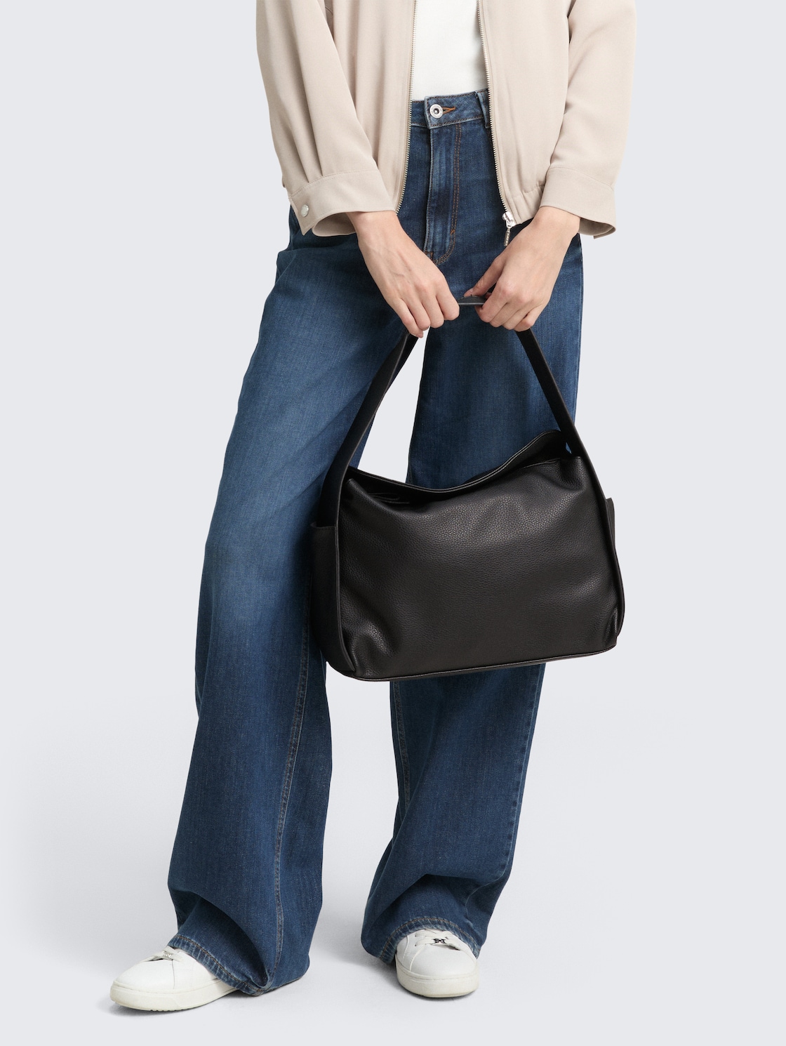 TTROWAN L Beuteltasche mit kontrastfarbenen Kanten - schwarz / black - seitliche Model-Ansicht