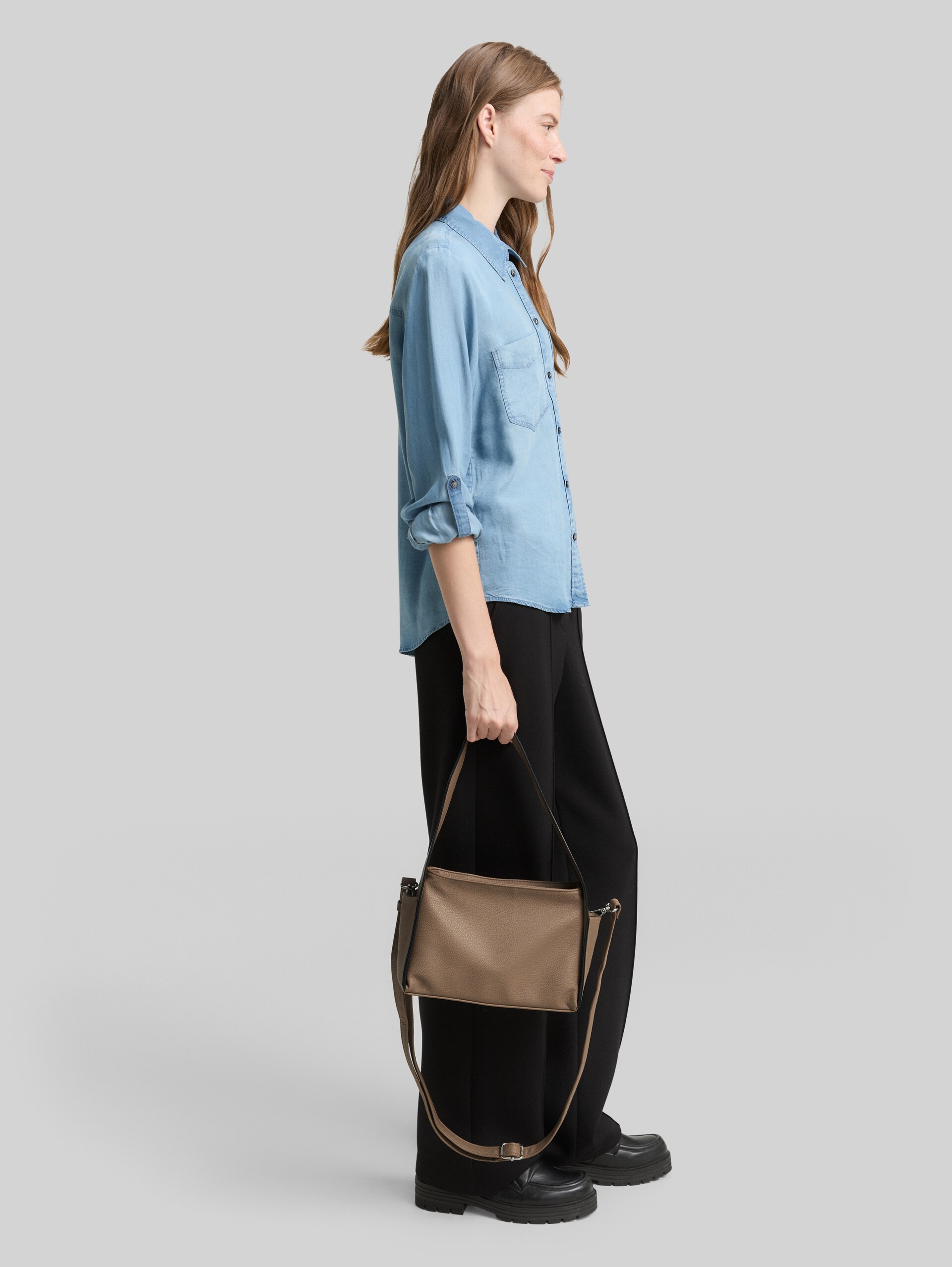 TTROWAN Schultertasche aus Lederimitat - taupe / taupe - seitliche Model-Ansicht