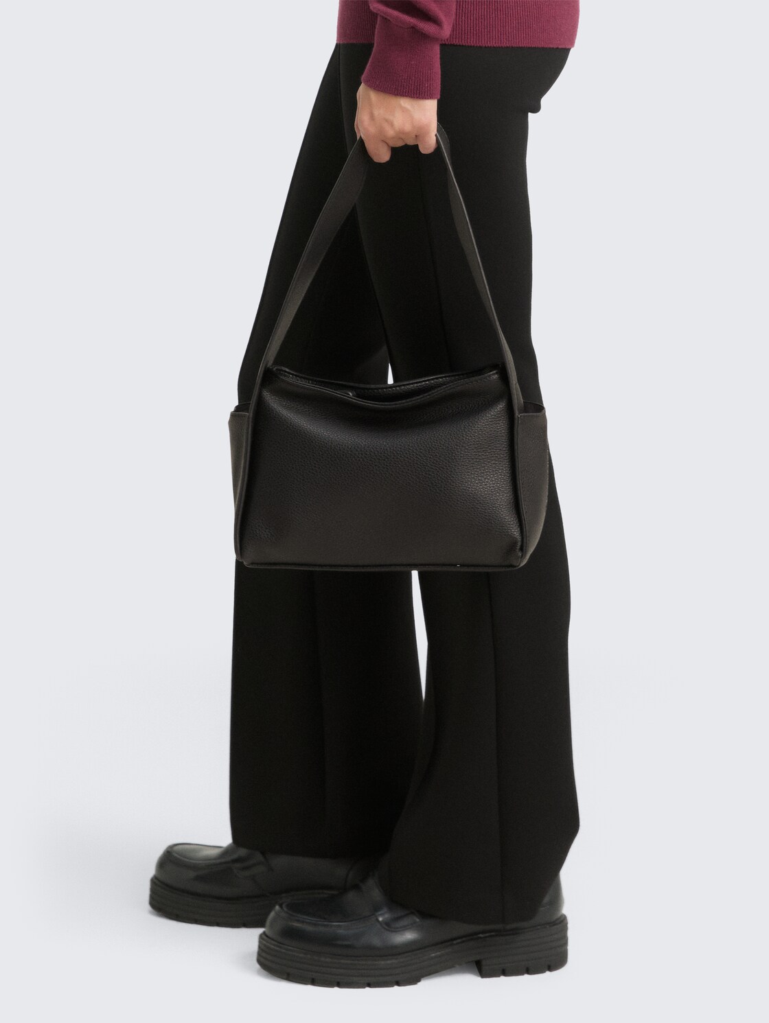 TTROWAN Schultertasche aus Lederimitat - schwarz / black - seitliche Model-Ansicht