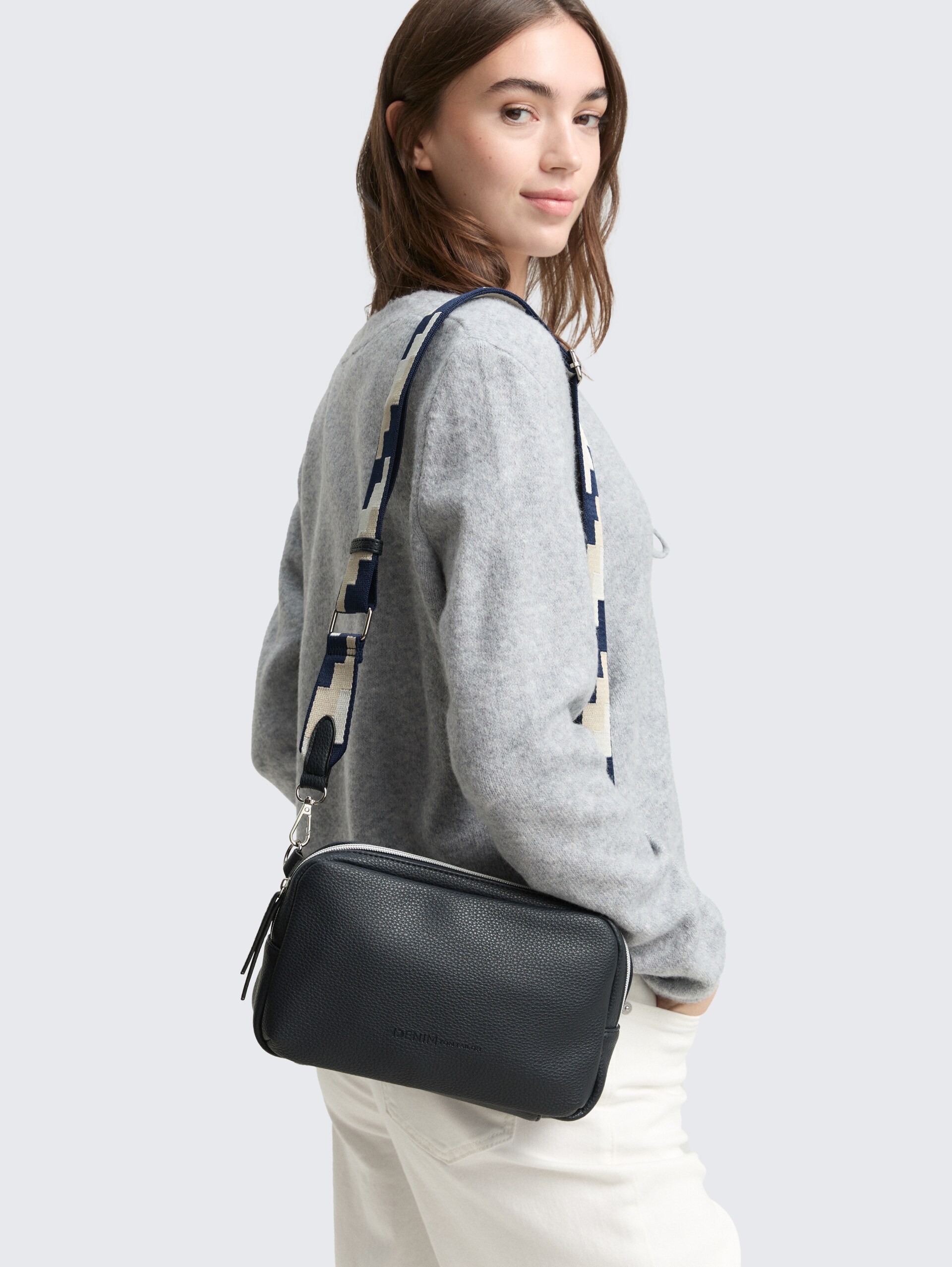 TTSADA Gürteltasche aus Lederimitat - dark blue - seitliche Model-Ansicht