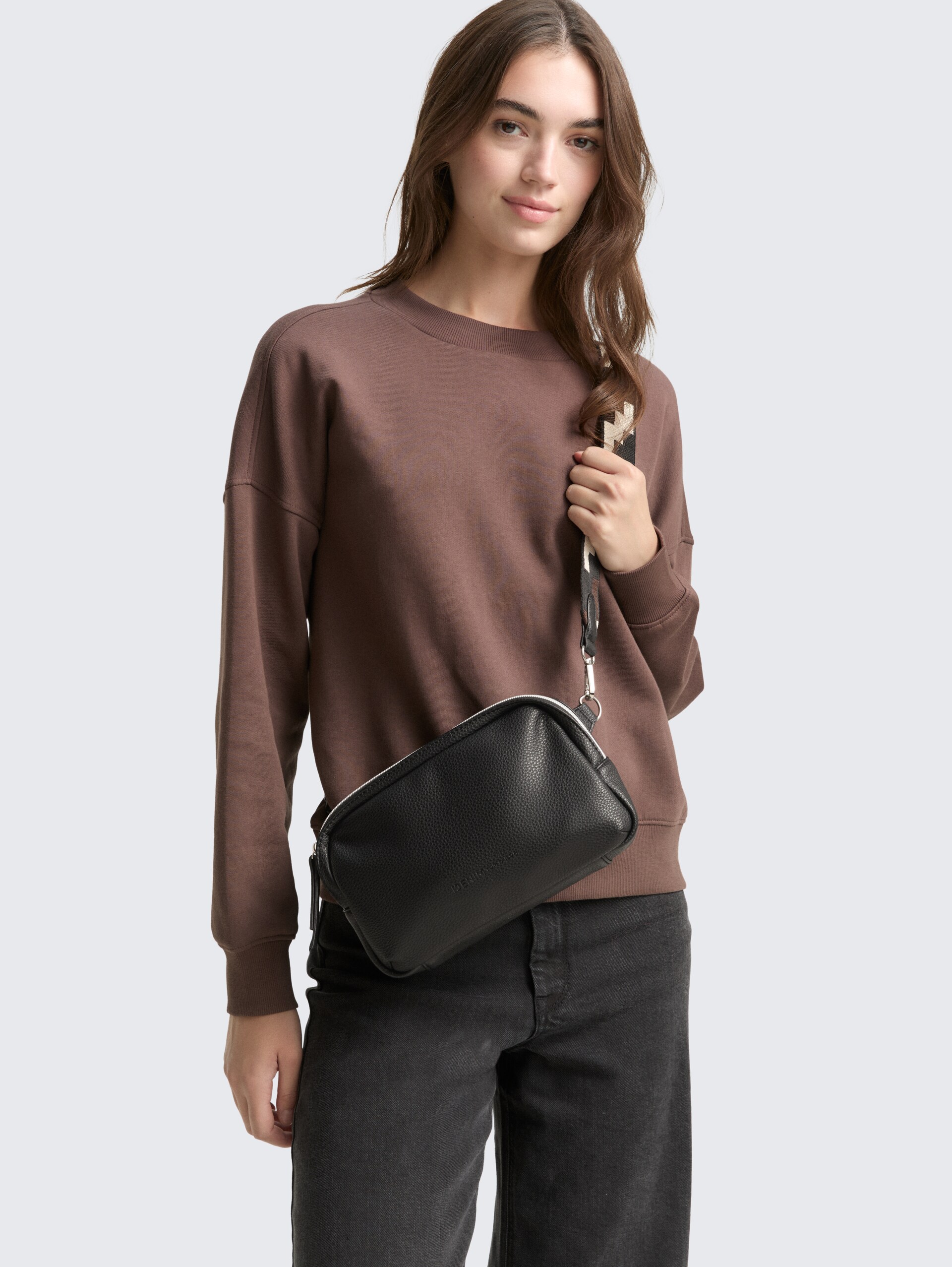 TTSADA Gürteltasche aus Lederimitat - schwarz / black - seitliche Model-Ansicht