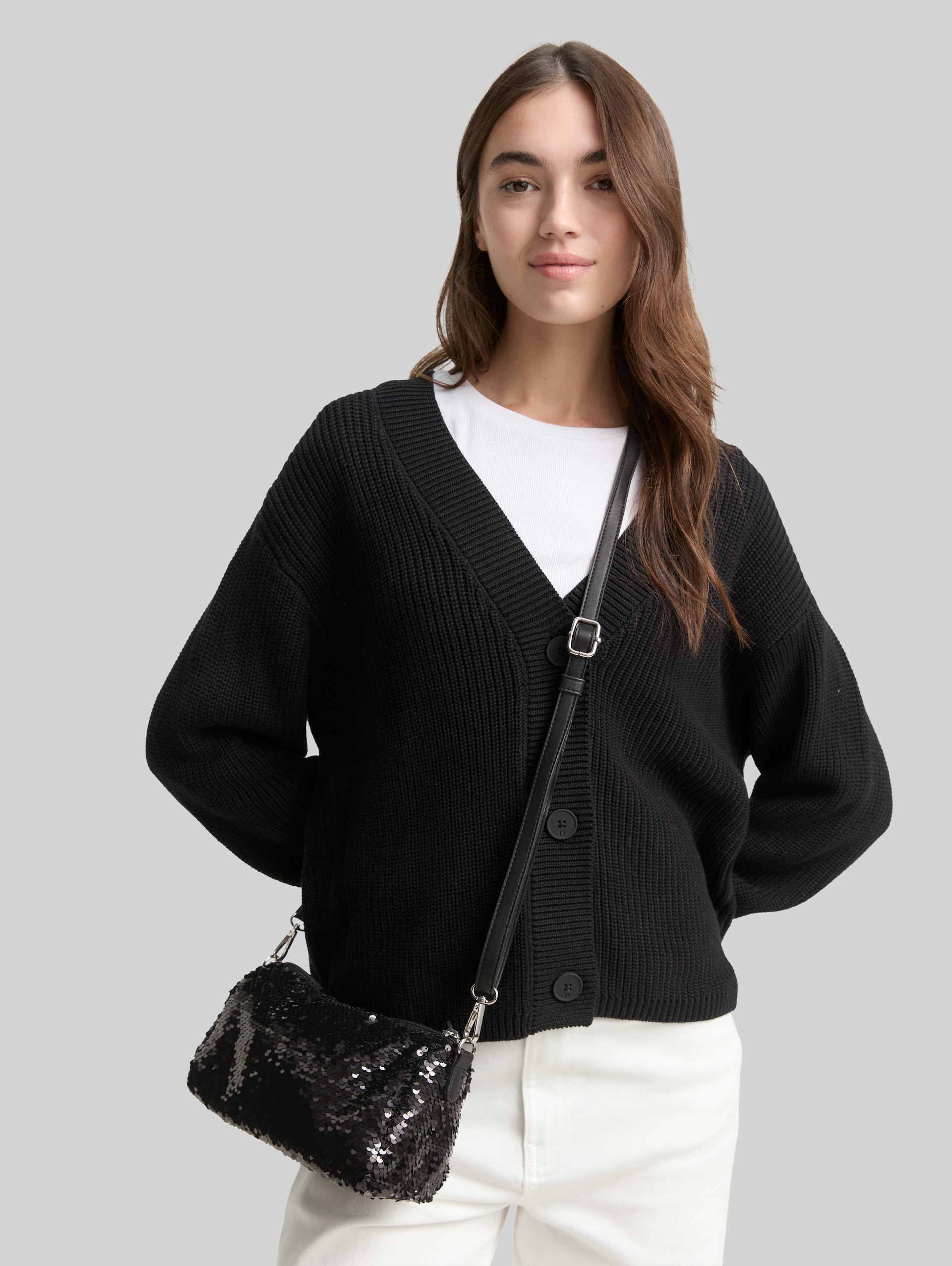 TTSTERLING S Umhängetasche mit Wendepailletten - schwarz / black - seitliche Model-Ansicht