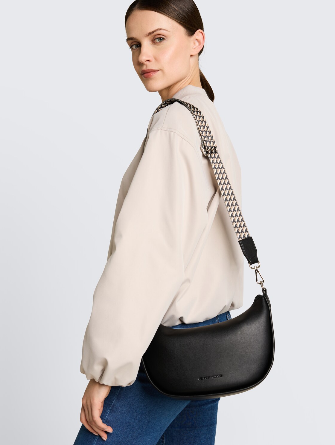 TTTATIANA Umhängetasche mit gemustertem Webriemen - schwarz / black - seitliche Model-Ansicht