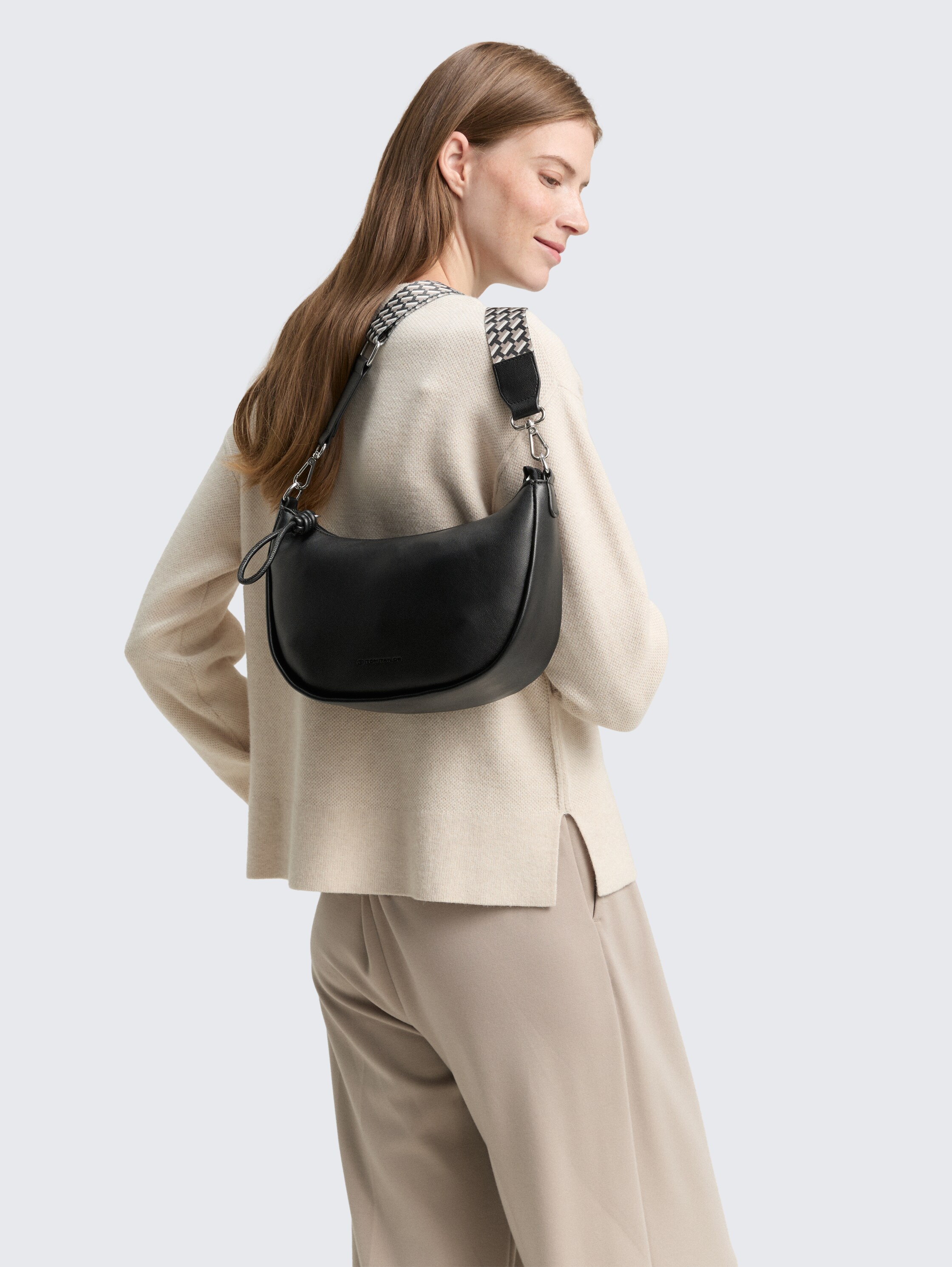 TTTATIANA Umhängetasche mit gemustertem Webriemen - schwarz / black - seitliche Model-Ansicht