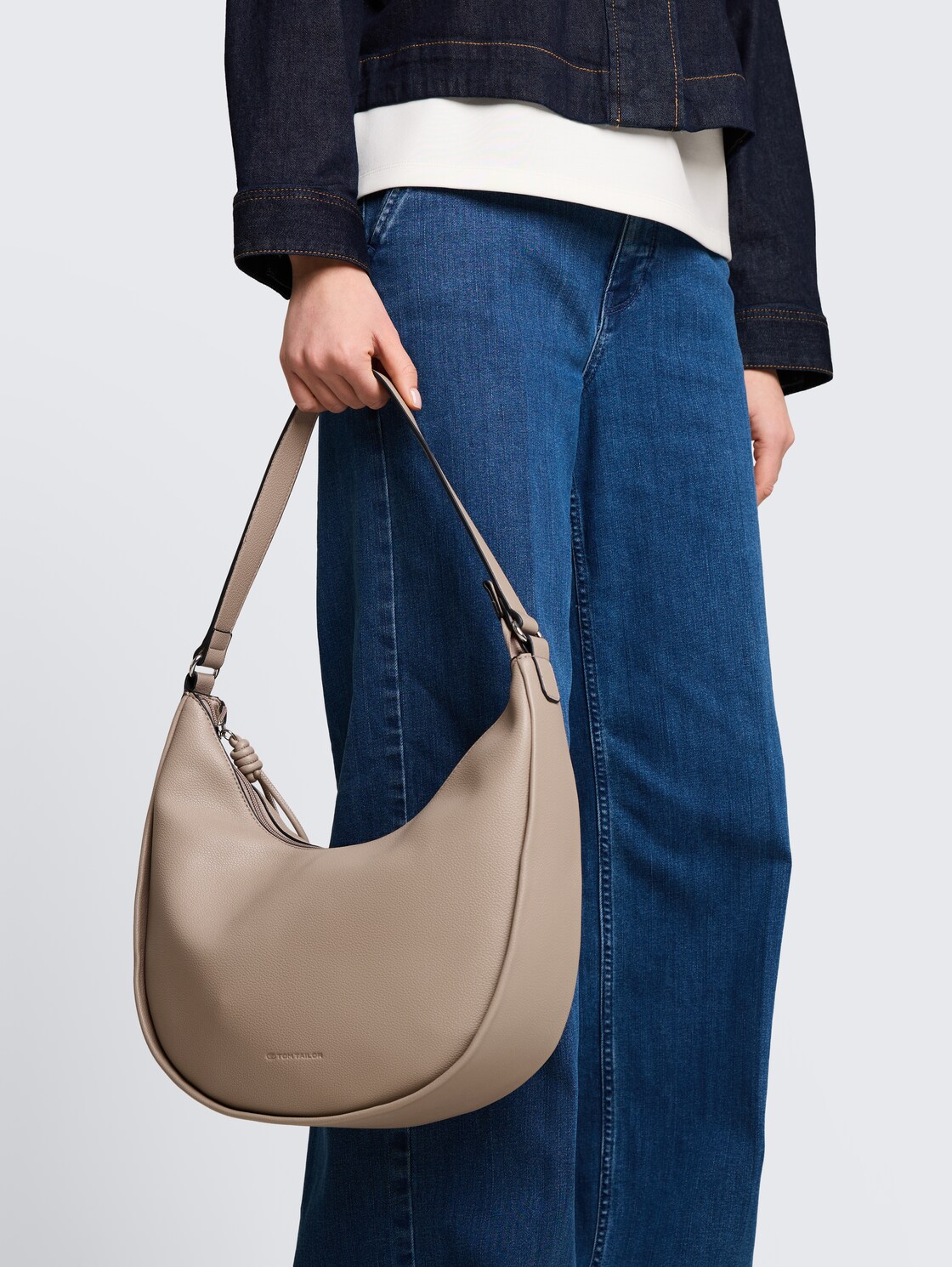 TTTATIANA M Schultertasche mit gemustertem Webriemen - taupe / taupe - seitliche Model-Ansicht