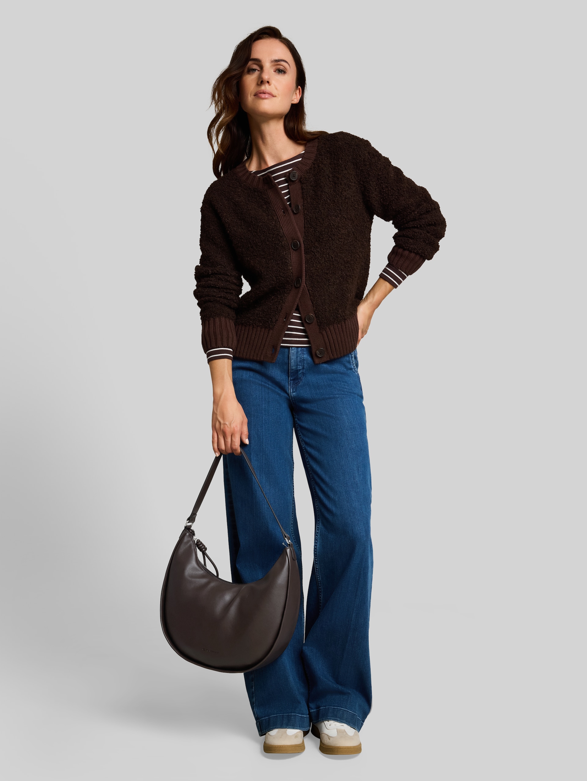 TTTATIANA schoudertas met geweven riem met patroon - dark brown - zijaanzicht model