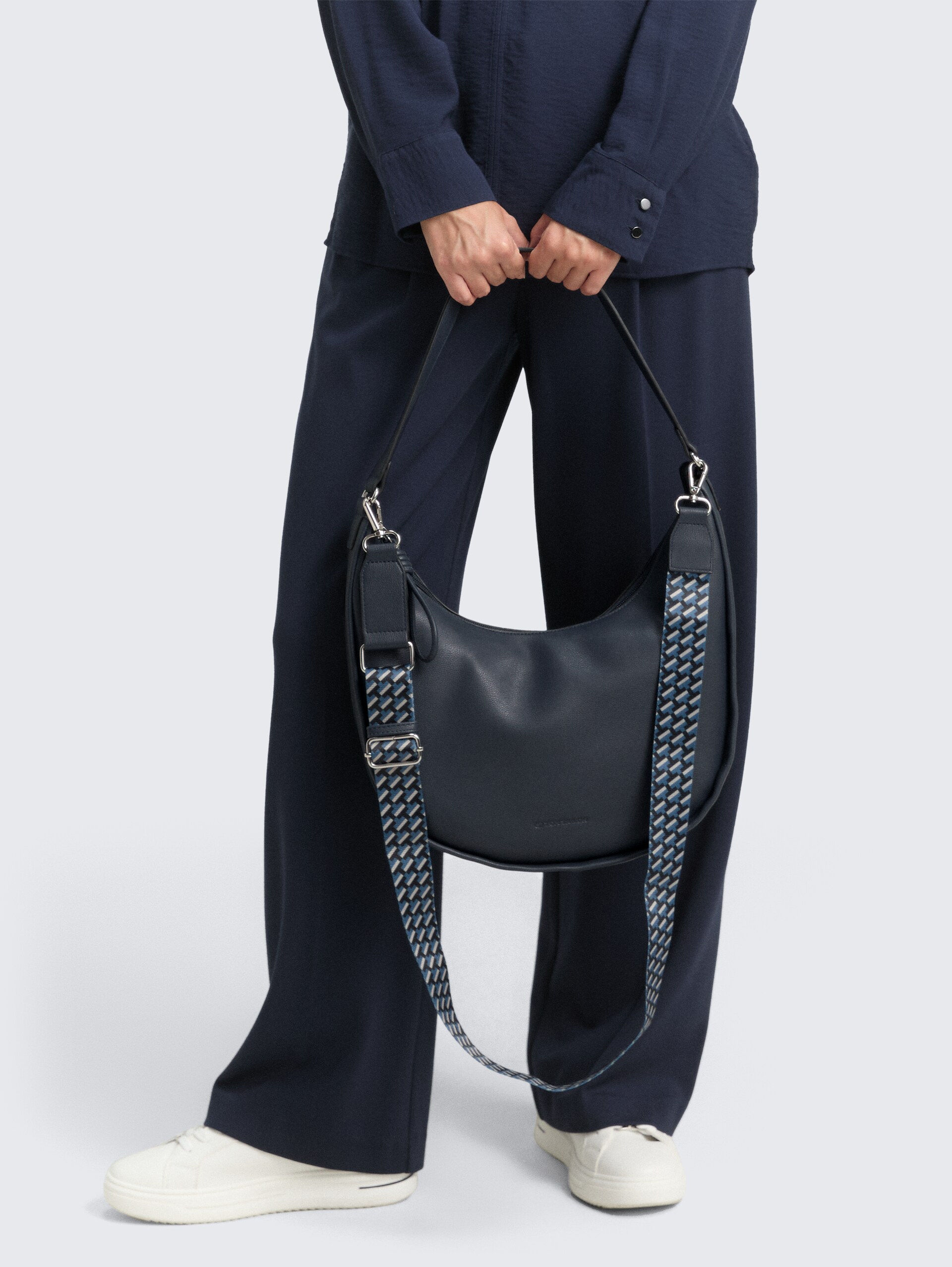 TTTATIANA M Schultertasche mit gemustertem Webriemen - dark blue - seitliche Model-Ansicht
