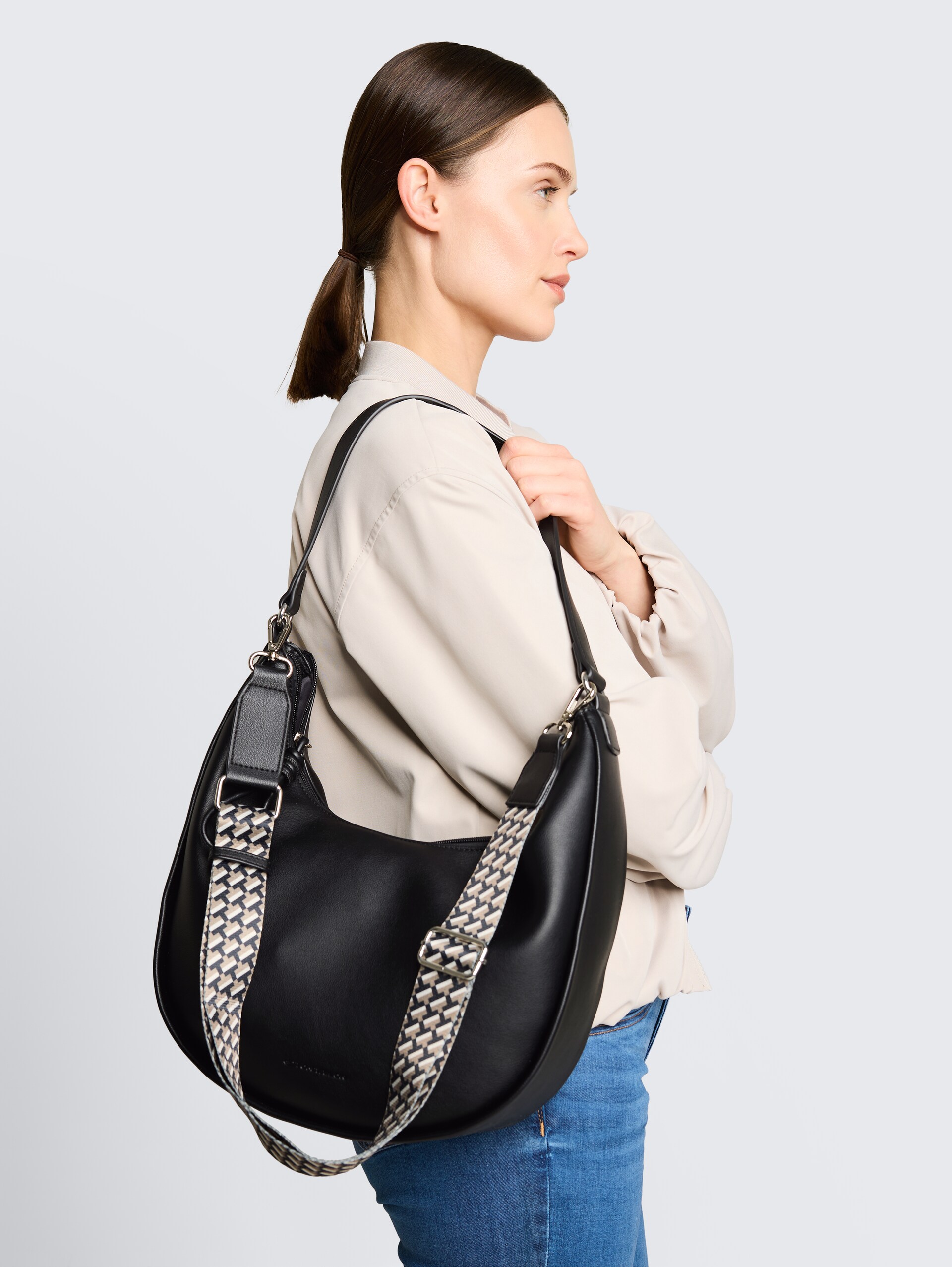TTTATIANA M Schultertasche mit gemustertem Webriemen - schwarz / black - seitliche Model-Ansicht