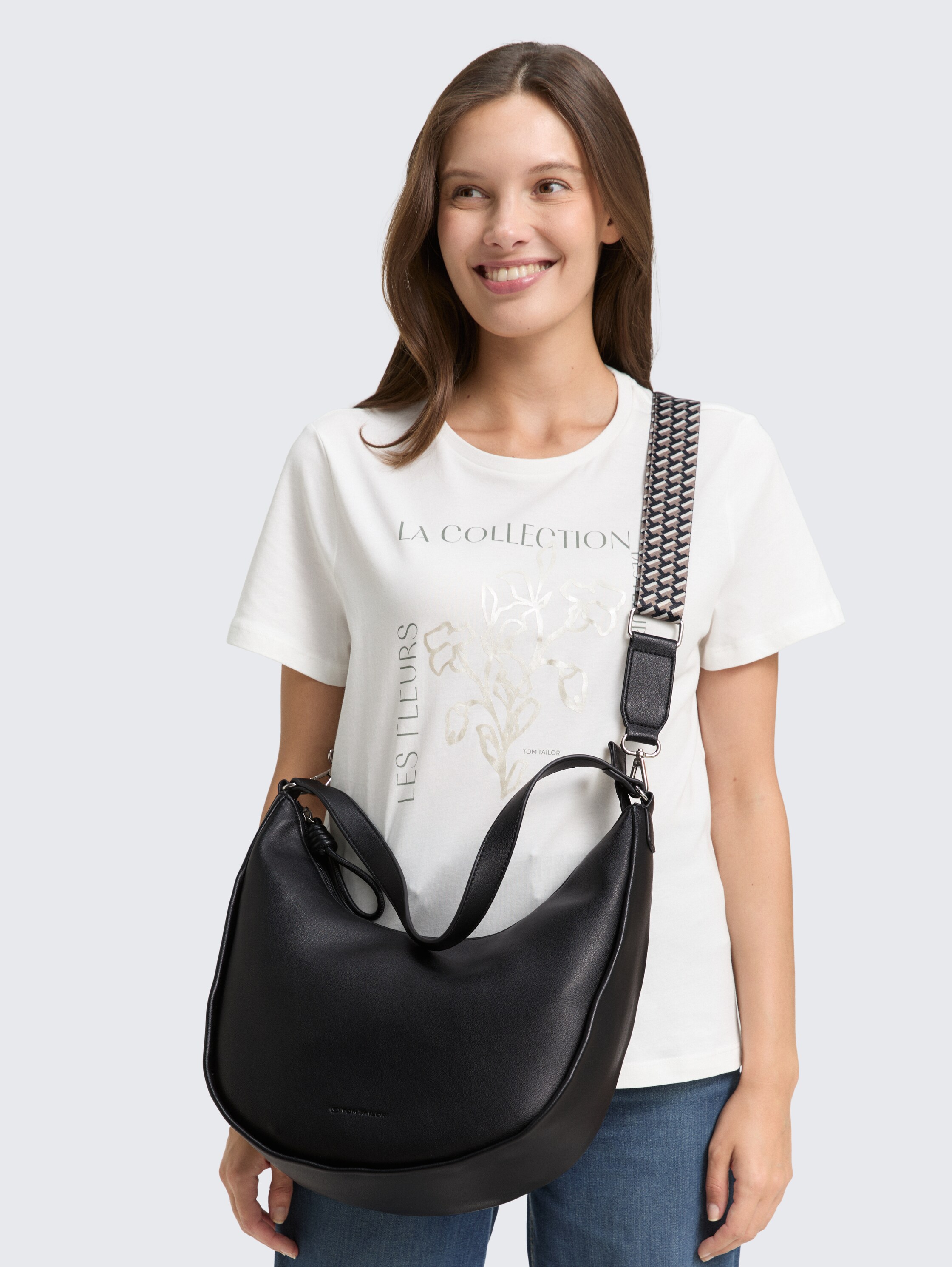 TTTATIANA M Schultertasche mit gemustertem Webriemen - schwarz / black - seitliche Model-Ansicht