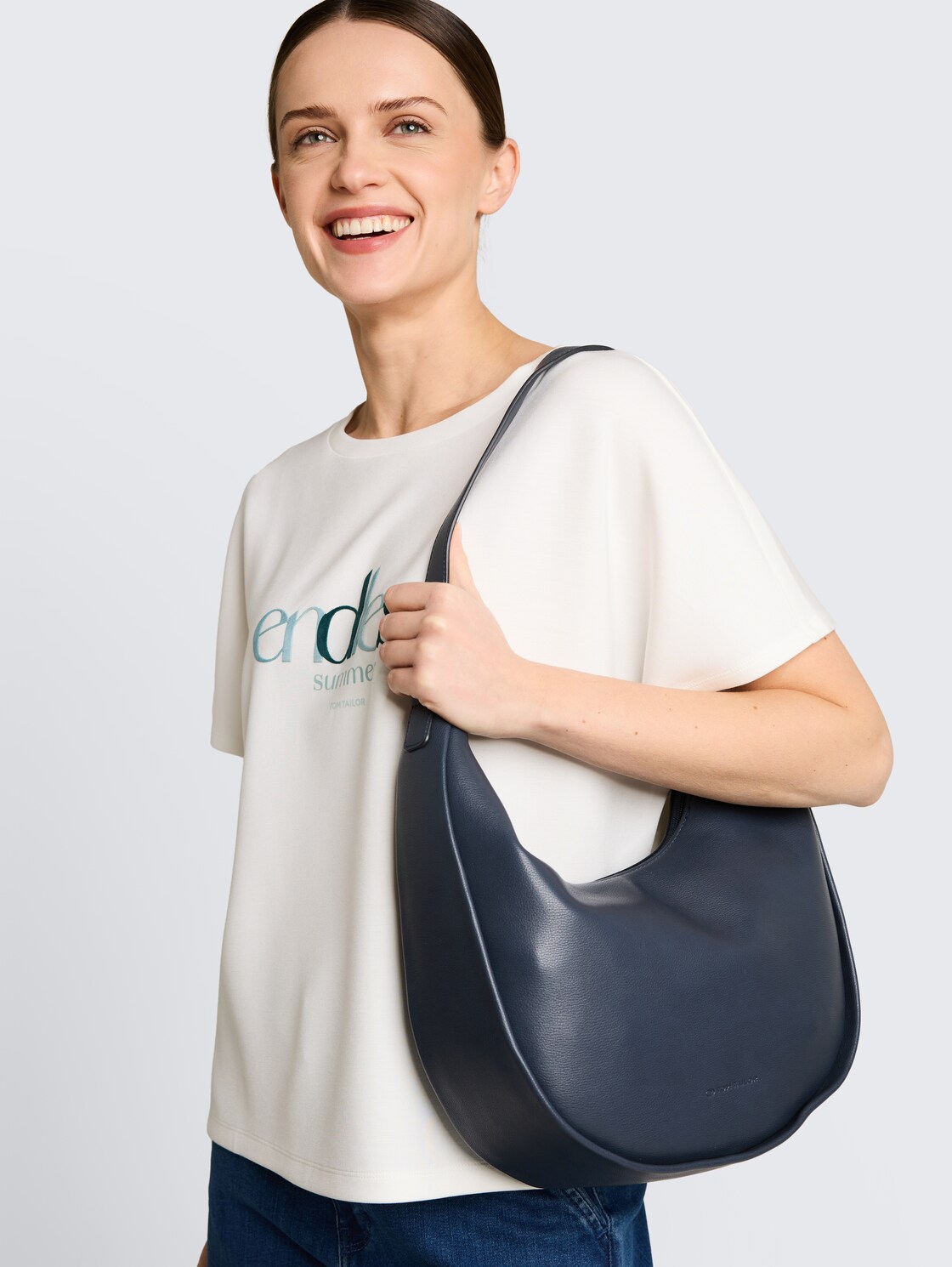 TTTATIANA M Schultertasche mit gemustertem Webriemen - mixed maritim - seitliche Model-Ansicht