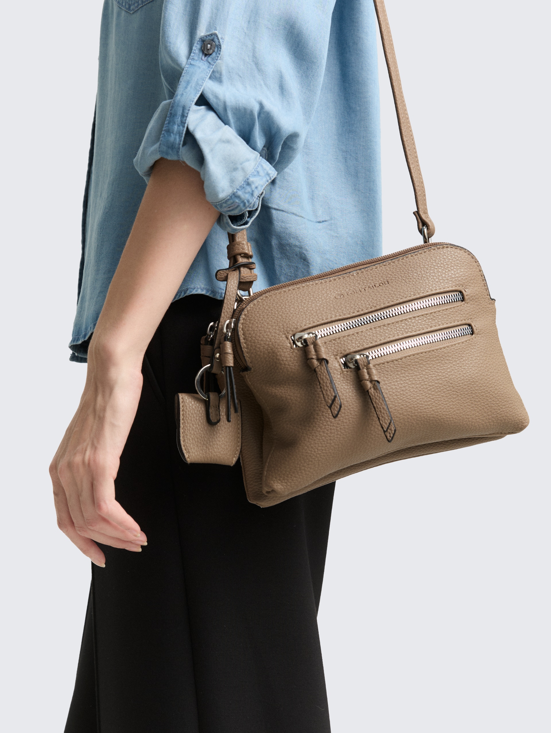 TTWINONA S Umhängetasche mit Reißverschluss-Details - taupe / taupe - seitliche Model-Ansicht