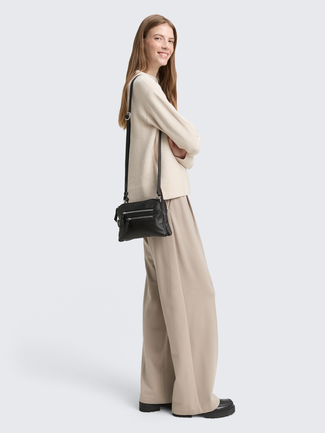 TTWINONA S Umhängetasche mit Reißverschluss-Details - schwarz / black - seitliche Model-Ansicht