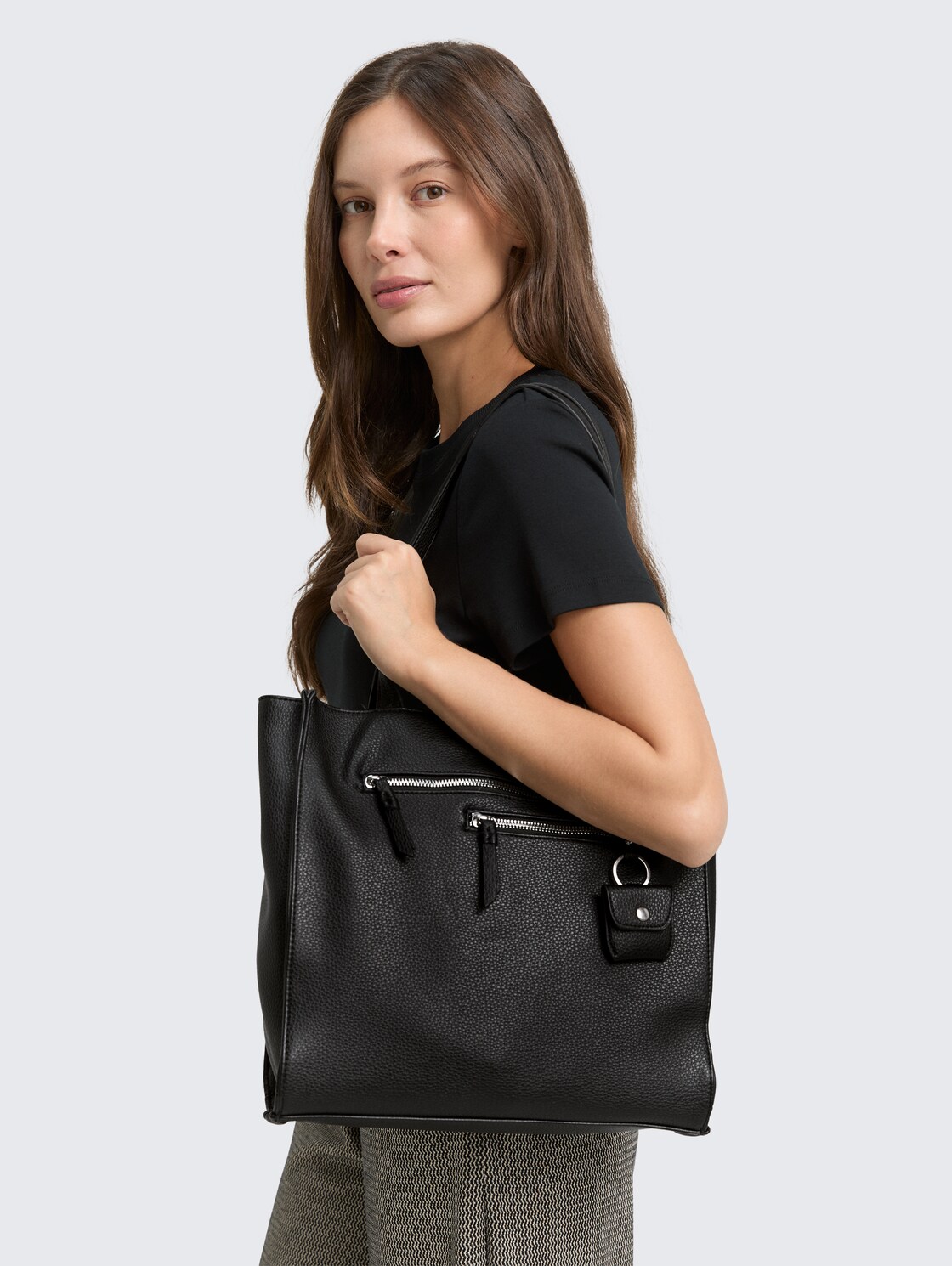 TTWINONA M Shopper mit Reißverschluss-Details - schwarz / black - seitliche Model-Ansicht