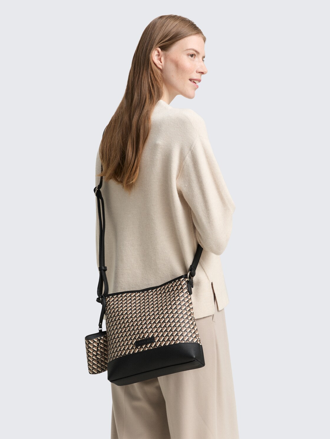 TTXENIA M Umhängetasche mit Allover-Print - schwarz / black - seitliche Model-Ansicht