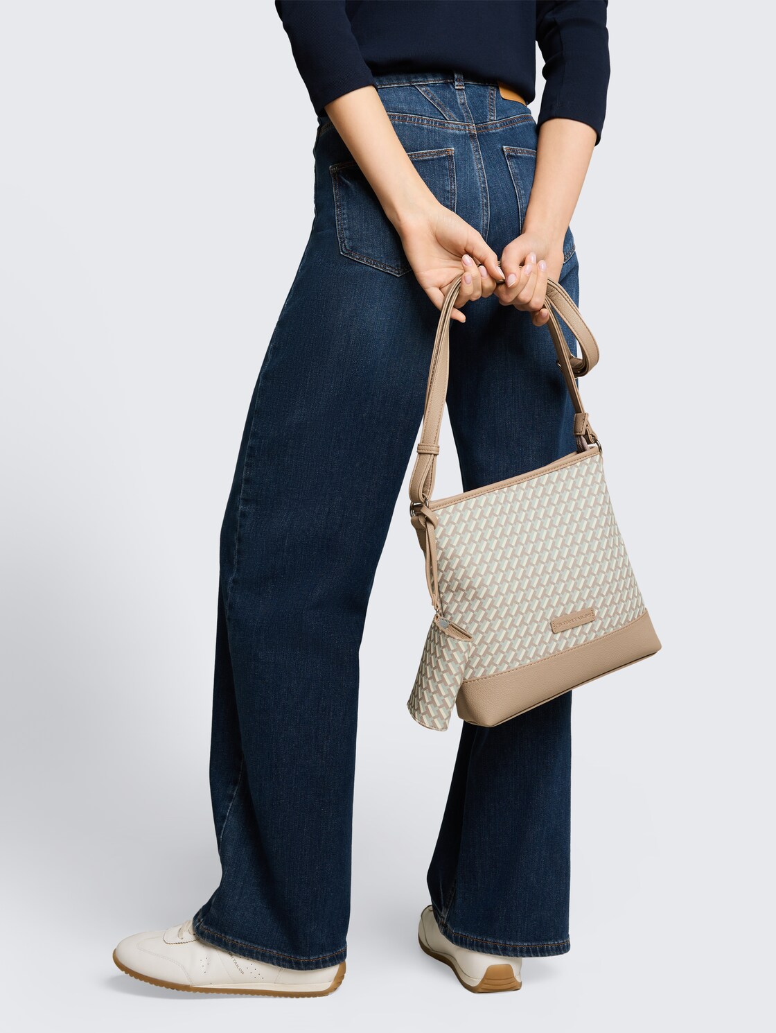 TTXENIA M Umhängetasche mit Allover-Print - printed taupe - seitliche Model-Ansicht