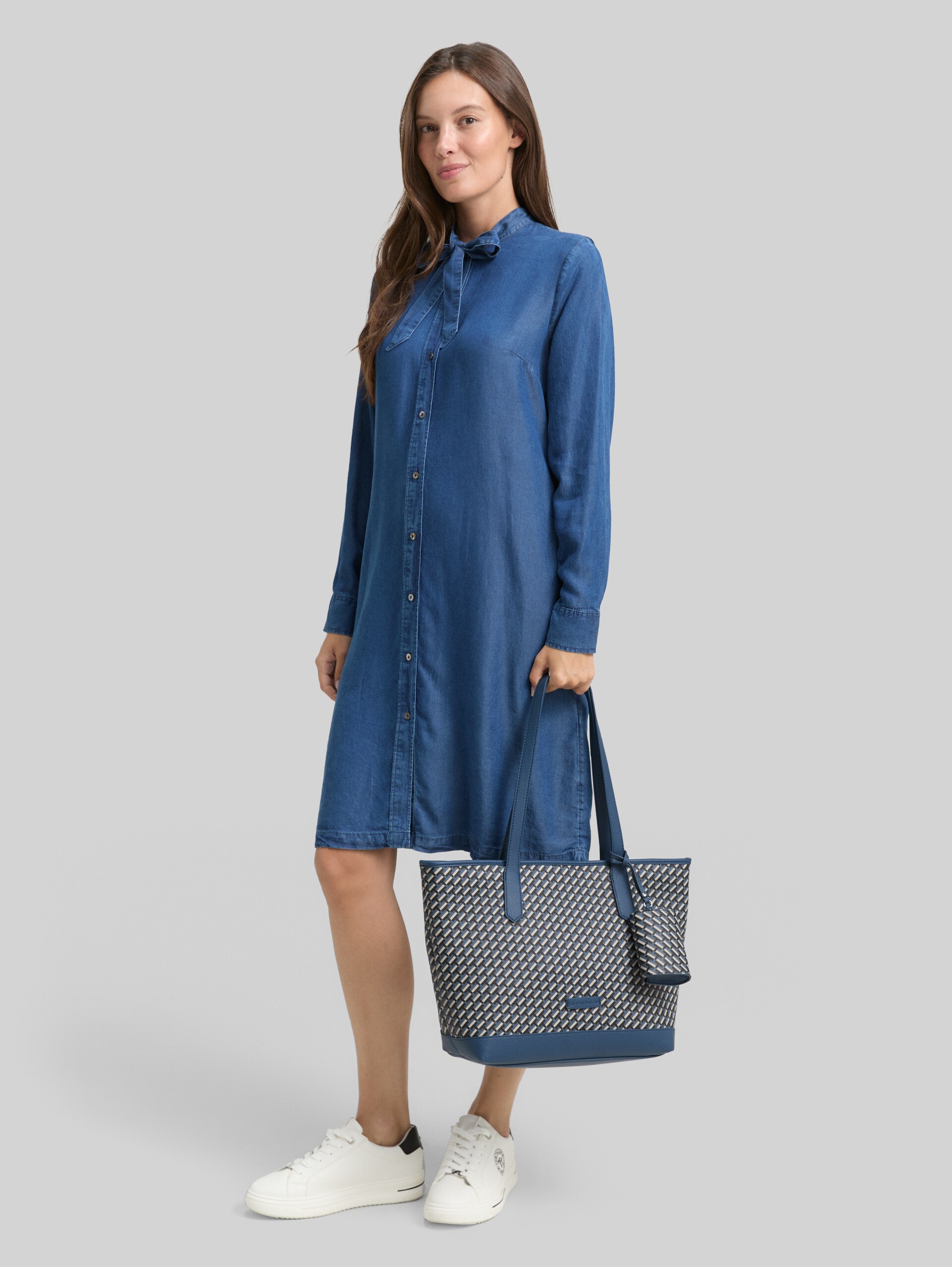 TTXENIA L Shopper with all-over print - blue - side model view