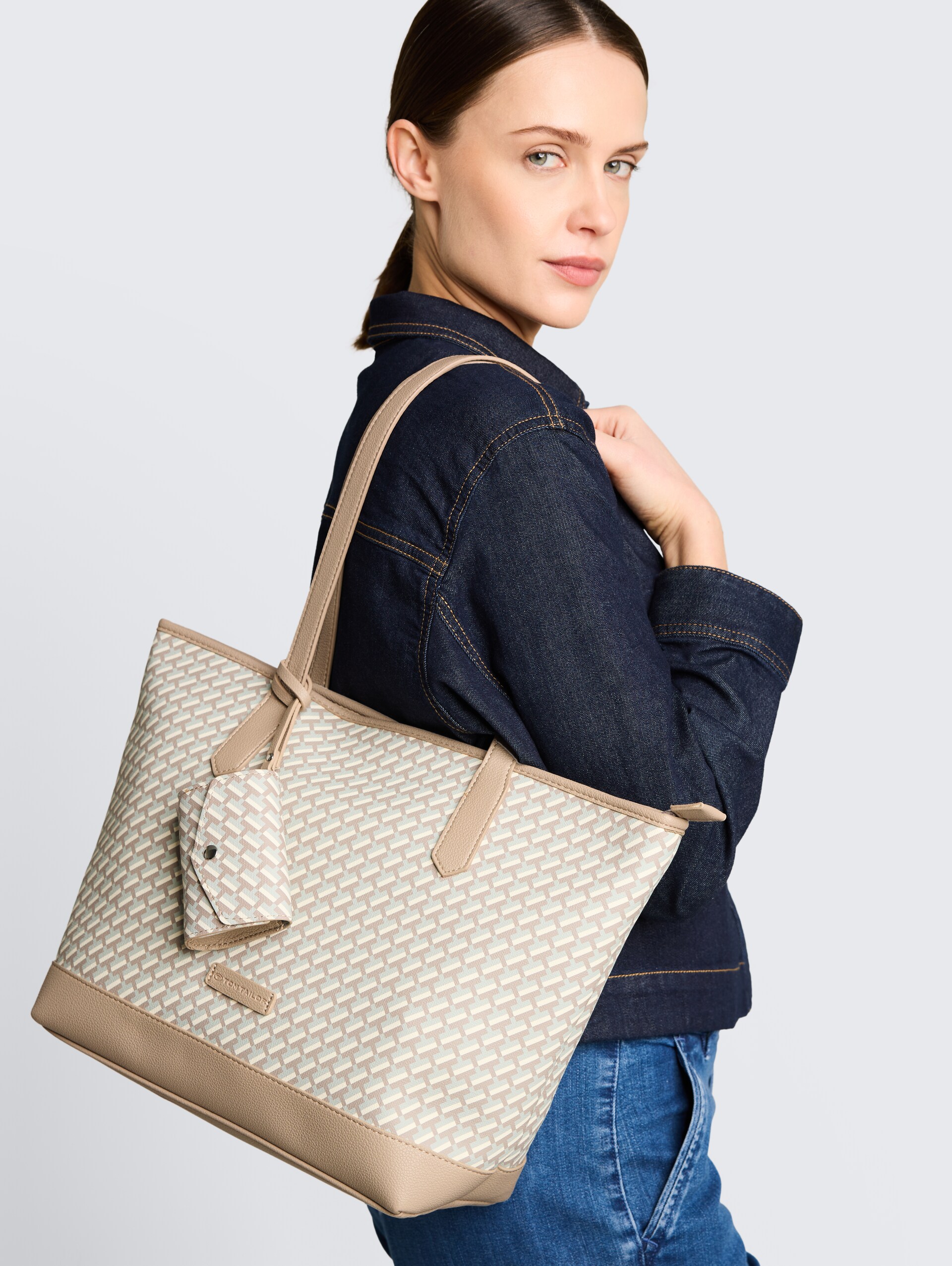 TTXENIA L Shopper mit Allover-Print - printed taupe - seitliche Model-Ansicht