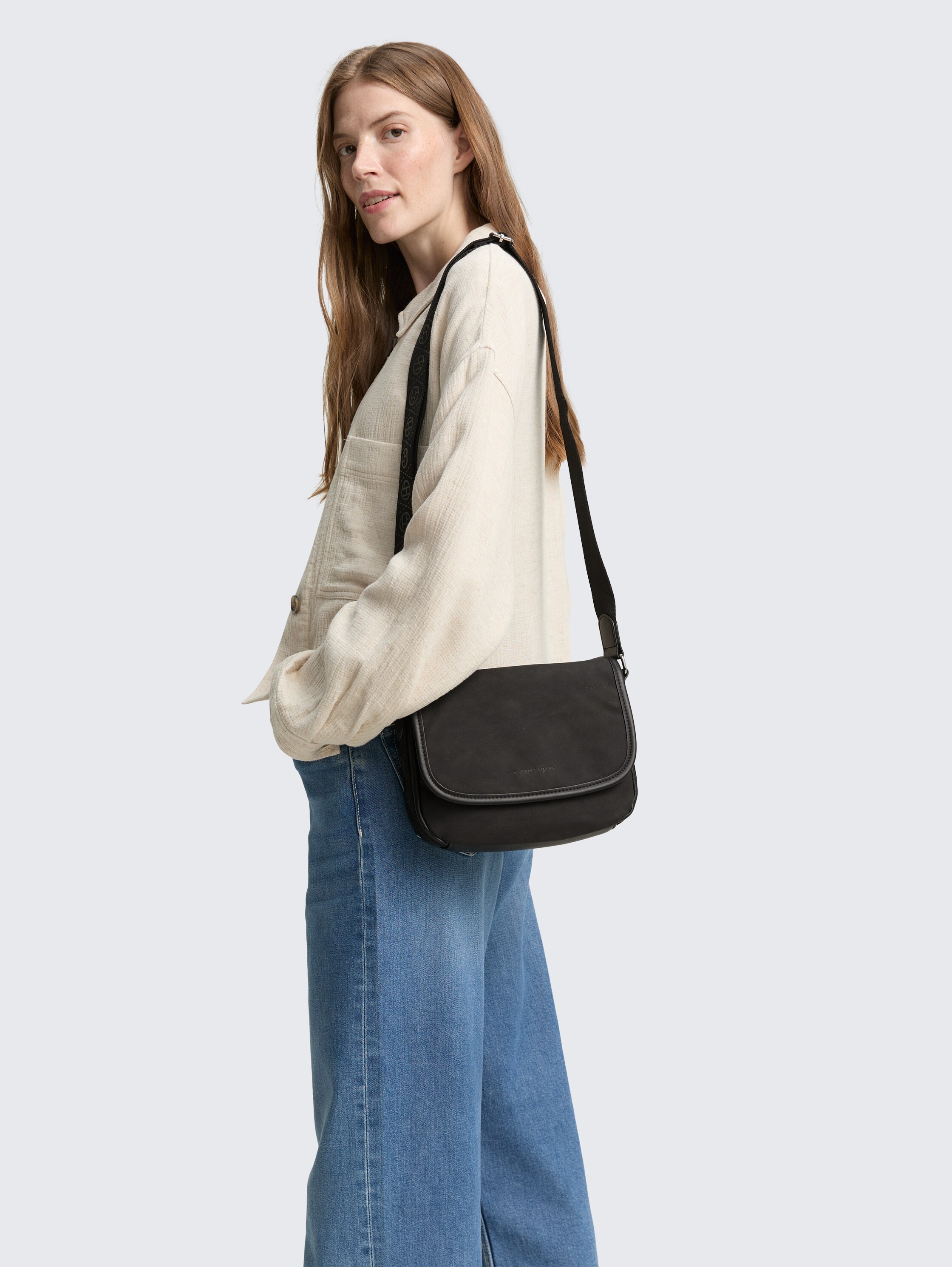 TTYARA schoudertas met envelop - schwarz / black - zijaanzicht model